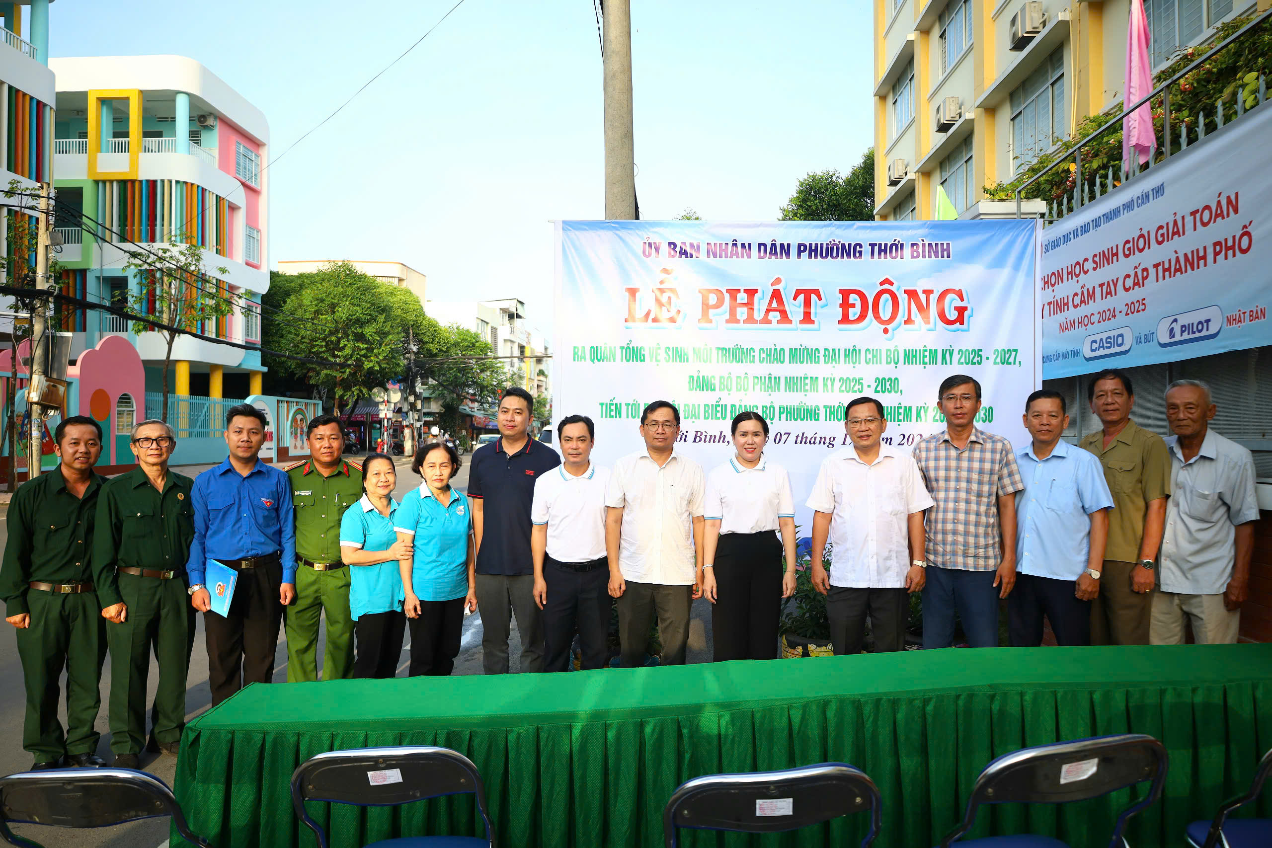 Ông Trần Tiến Dũng - Phó Bí thư thường trực quận ủy, Chủ tịch HĐND quận Ninh Kiều cùng đại diện các lực lượng chụp hình lưu niệm.