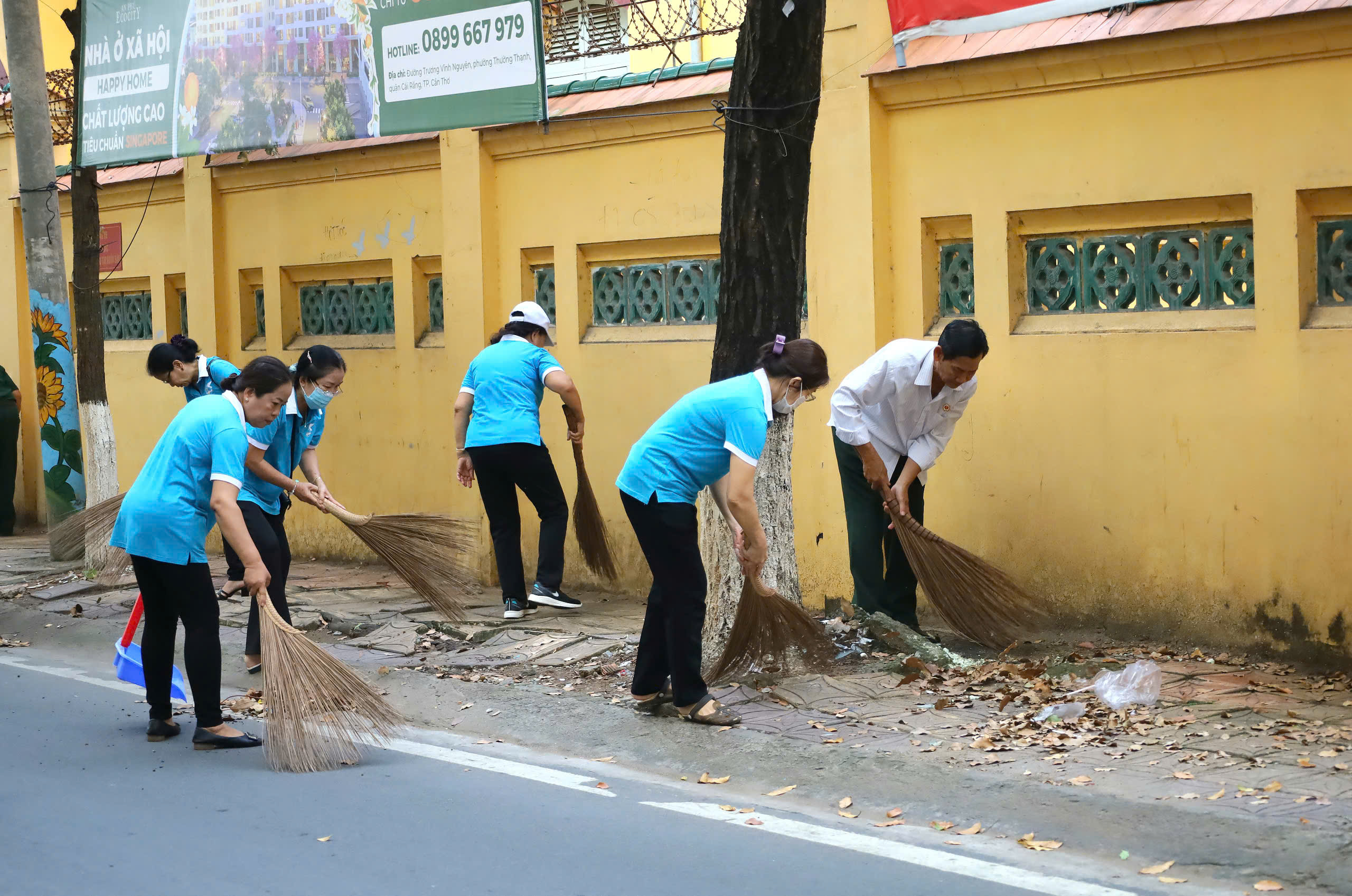 Dọn dẹp vệ sinh trên tuyến đường Võ Thị Sáu, phường Thới Bình.