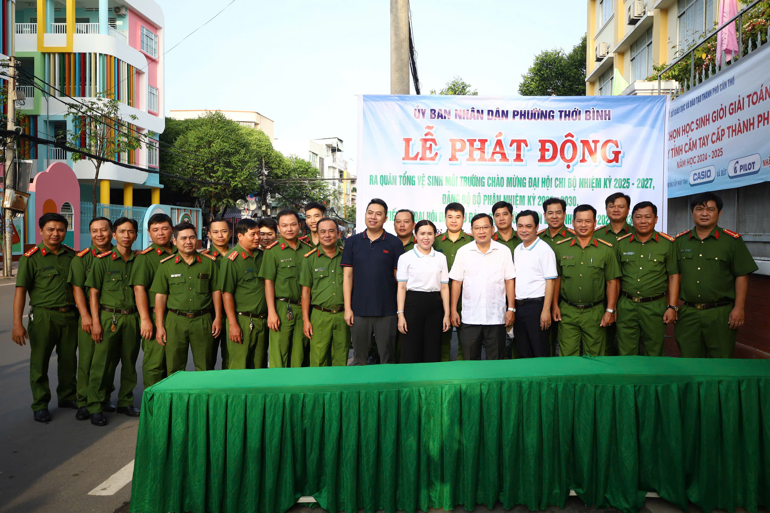 Lực lượng Công an phường Thới Bình tham gia ra quân lập lại ANTT, thực hiện tốt nếp sống văn hóa, văn minh đô thị.