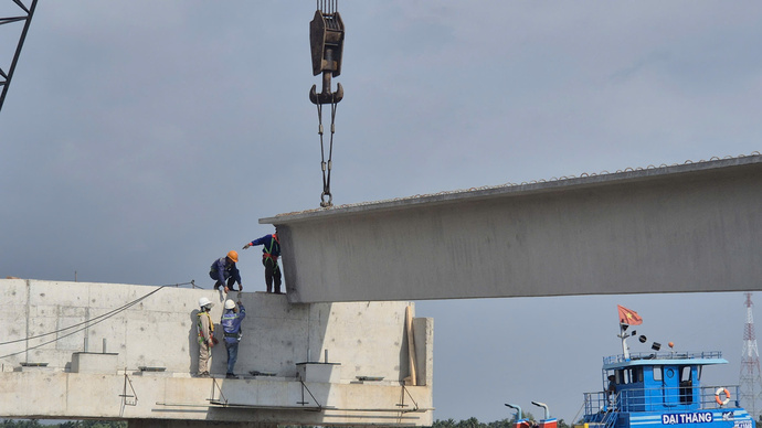 Công nhân thi công trên công trình cầu Đại Ngãi.