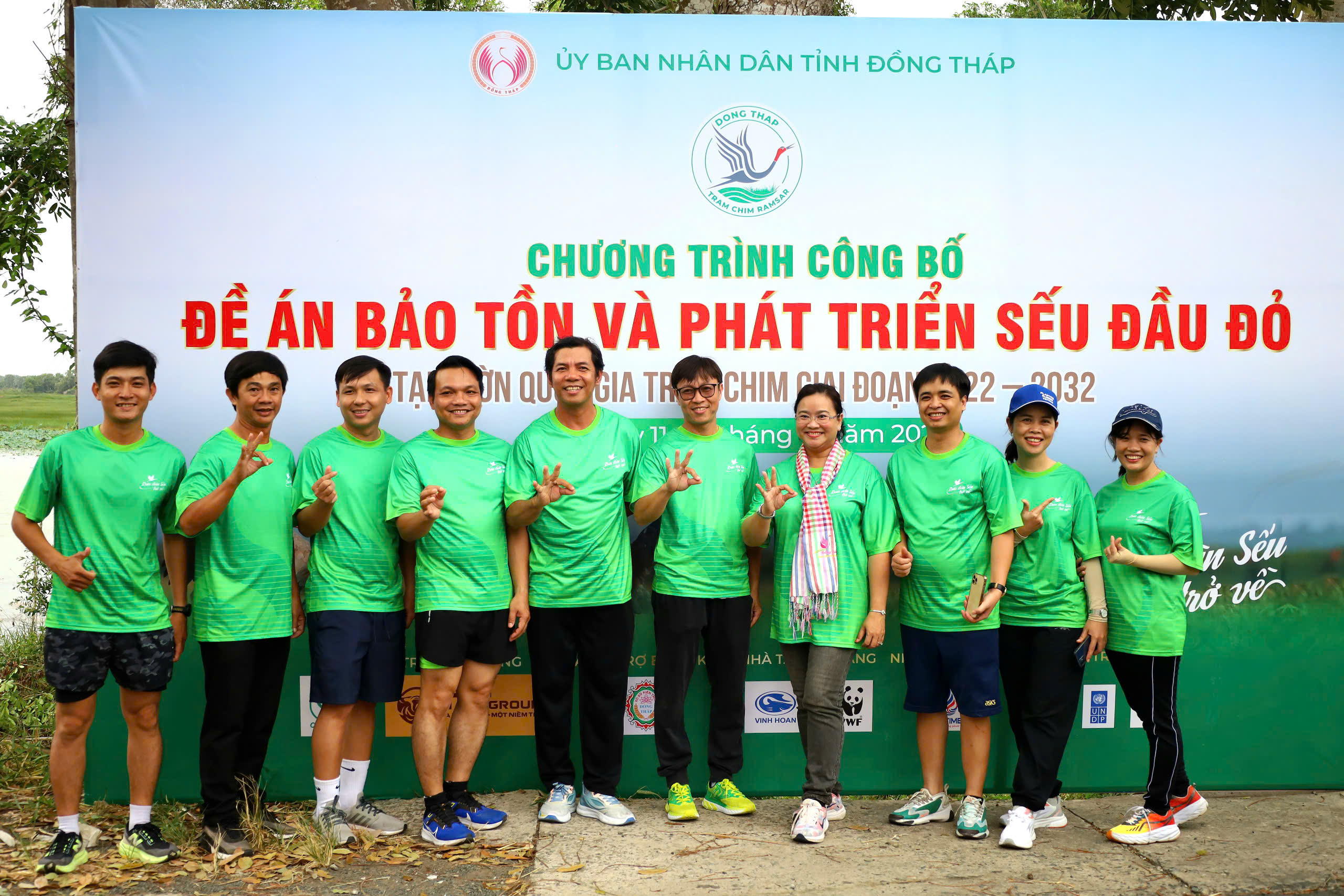 Bà Huỳnh Thị Hoài Thu (thứ 4 từ bên phải qua) - Giám đốc Sở VHTT&DL tỉnh Đồng Tháp và các vận động viên tạo biểu tượng kêu gọi bảo vệ Sếu đầu đỏ.