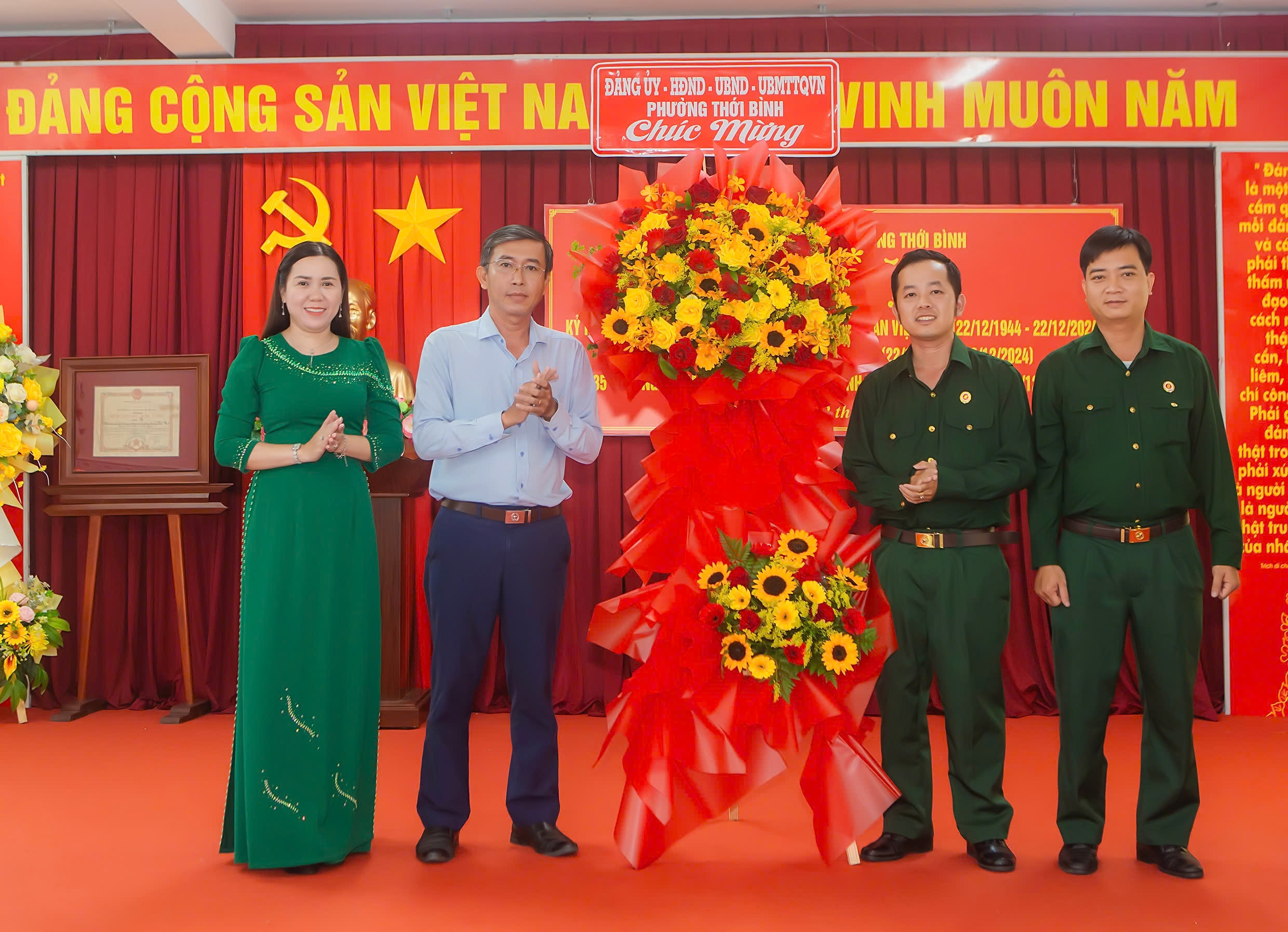 Ông Lâm Hồng Thái - Bí thư Đảng ủy phường Thới Bình và bà Nguyễn Thị Hồng Nga - Chủ tịch UBND phường Thới Bình tặng hoa chúc mừng Hội CCB phường Thới Bình.