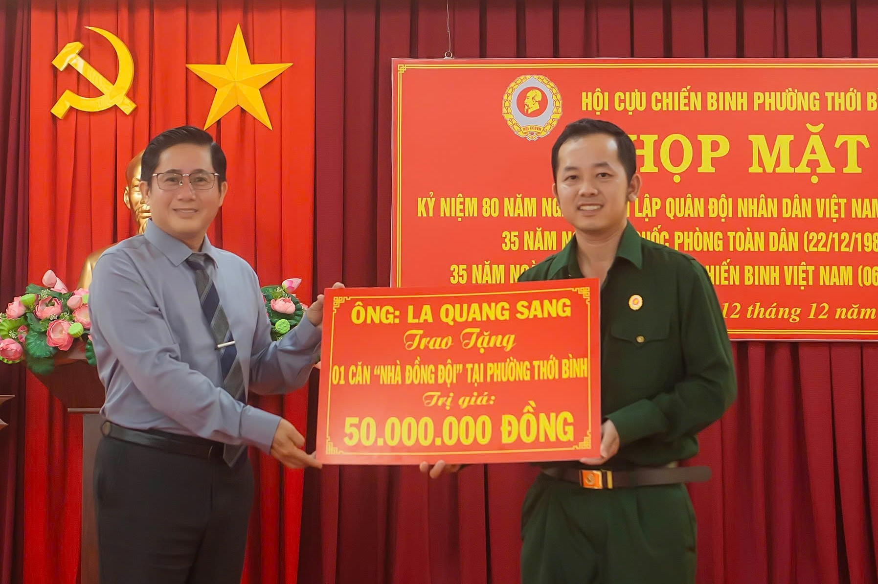 Ông La Quang Sang, mạnh thường quân trao tặng 01 căn “Nhà đồng đội” cho Hội viên Cựu chiến binh phường Thới Bình có hoàn cảnh khó khăn.