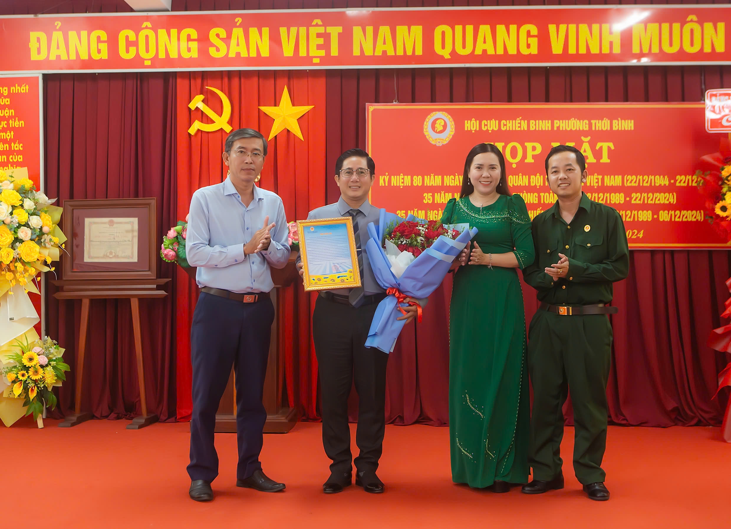 Ông Lâm Hồng Thái - Bí thư Đảng ủy phường Thới Bình và bà Nguyễn Thị Hồng Nga - Chủ tịch UBND phường Thới Bình tặng hoa, thư cám ơn cho mạnh thường quân.