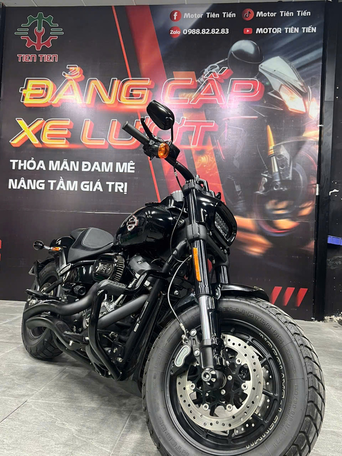 Harley-Davidson Fat Bob 114 - Mẫu xe cruiser với thiết kế hầm hố và động cơ Milwaukee-Eight 114 mạnh mẽ. Fat Bob nổi bật với hệ thống ống xả kép độc đáo và lốp béo thể thao, mang đến trải nghiệm lái mạnh mẽ và đầy cá tính.