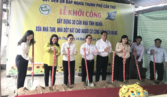 Lãnh đạo thành phố, chính quyền địa phương cùng đại diện gia đình chính sách tiến hành nghi thức khởi công.