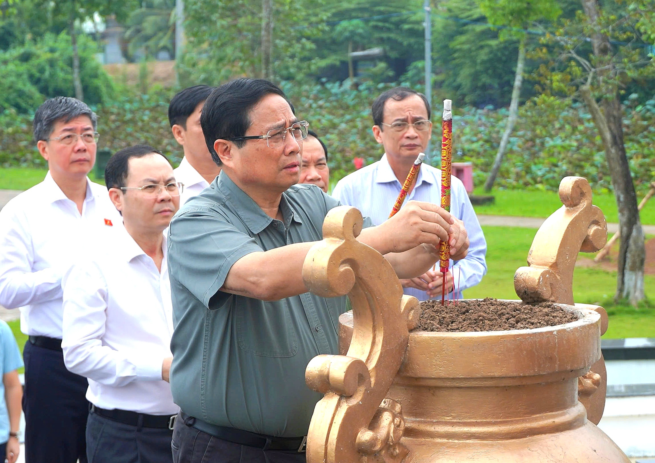 Ủy viên Bộ Chính trị, Thủ tướng Chính phủ Phạm Minh Chính dâng hương tại Khu di tích An Nam Cộng sản Đảng tại huyện Cờ Đỏ, TP. Cần Thơ.