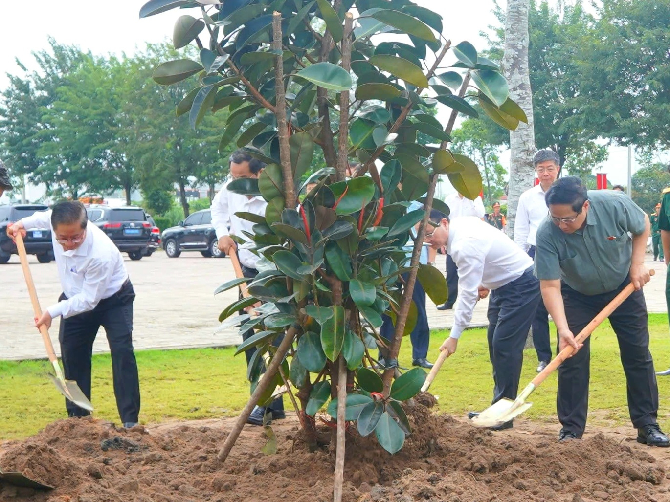 Ủy viên Bộ Chính trị, Thủ tướng Chính phủ Phạm Minh Chính cùng đoàn công tác trồng cây lưu niệm tại Khu di tích An Nam Cộng sản Đảng tại huyện Cờ Đỏ, TP. Cần Thơ.