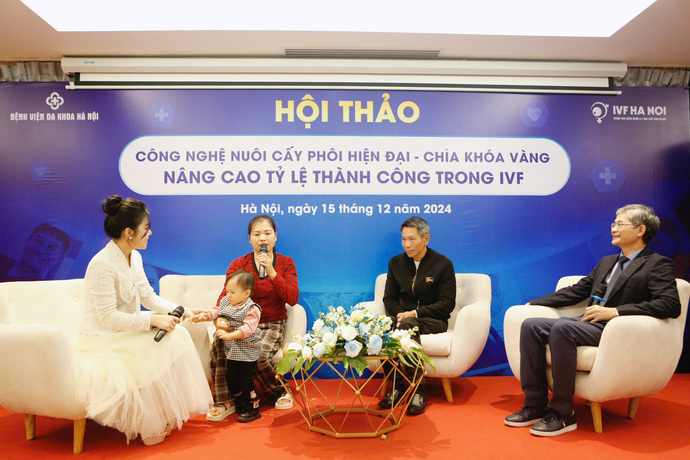 Vợ chồng chị Thoa, anh Huy cùng cô con gái 1 tuổi chia sẻ tại hội thảo (Ảnh: Lệ Giang)