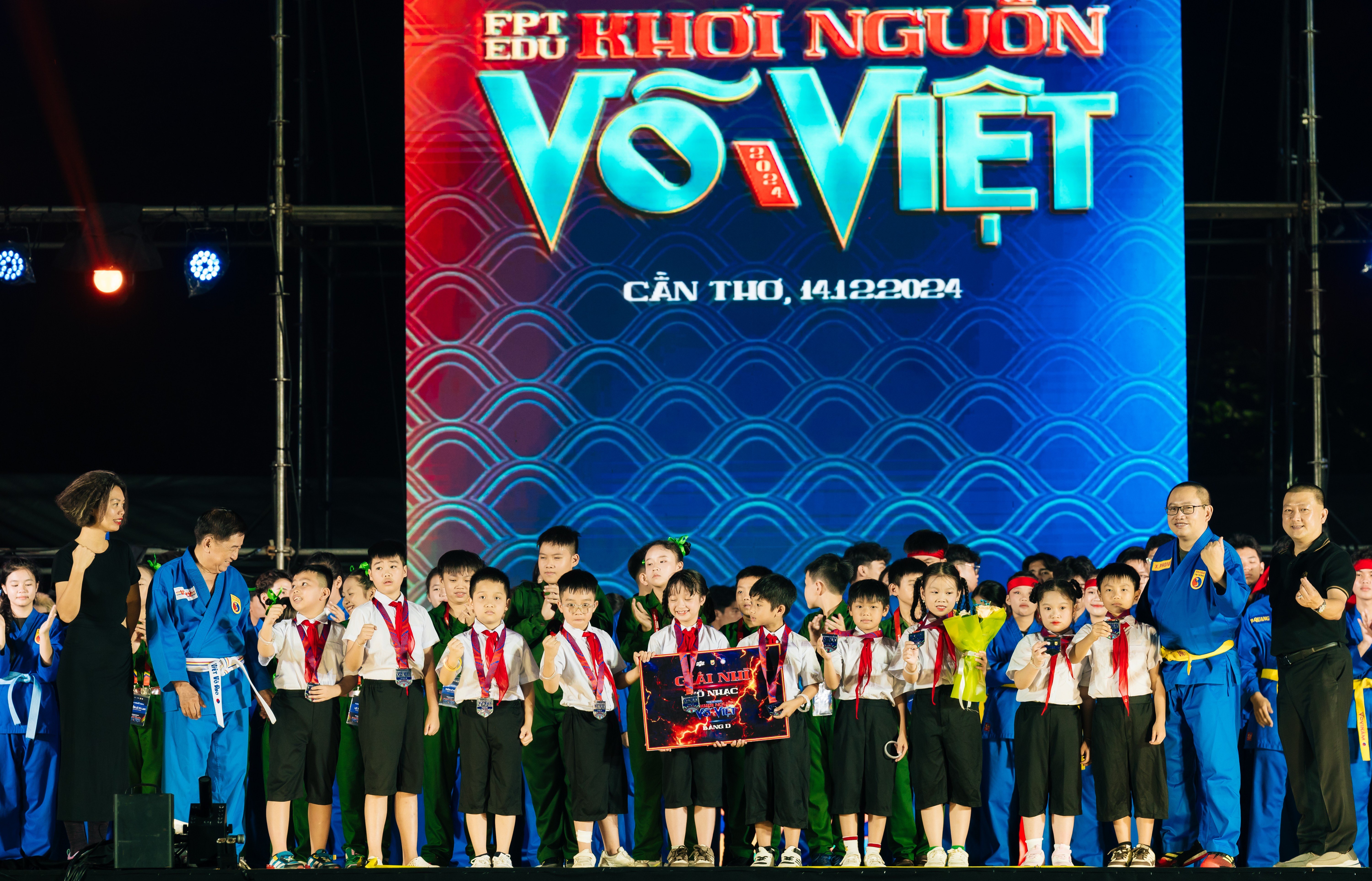 Đai diện Ban tổ chức trao giải cho các vận động viên thi đấu đạt thành tích xuất sắc tại giải.
