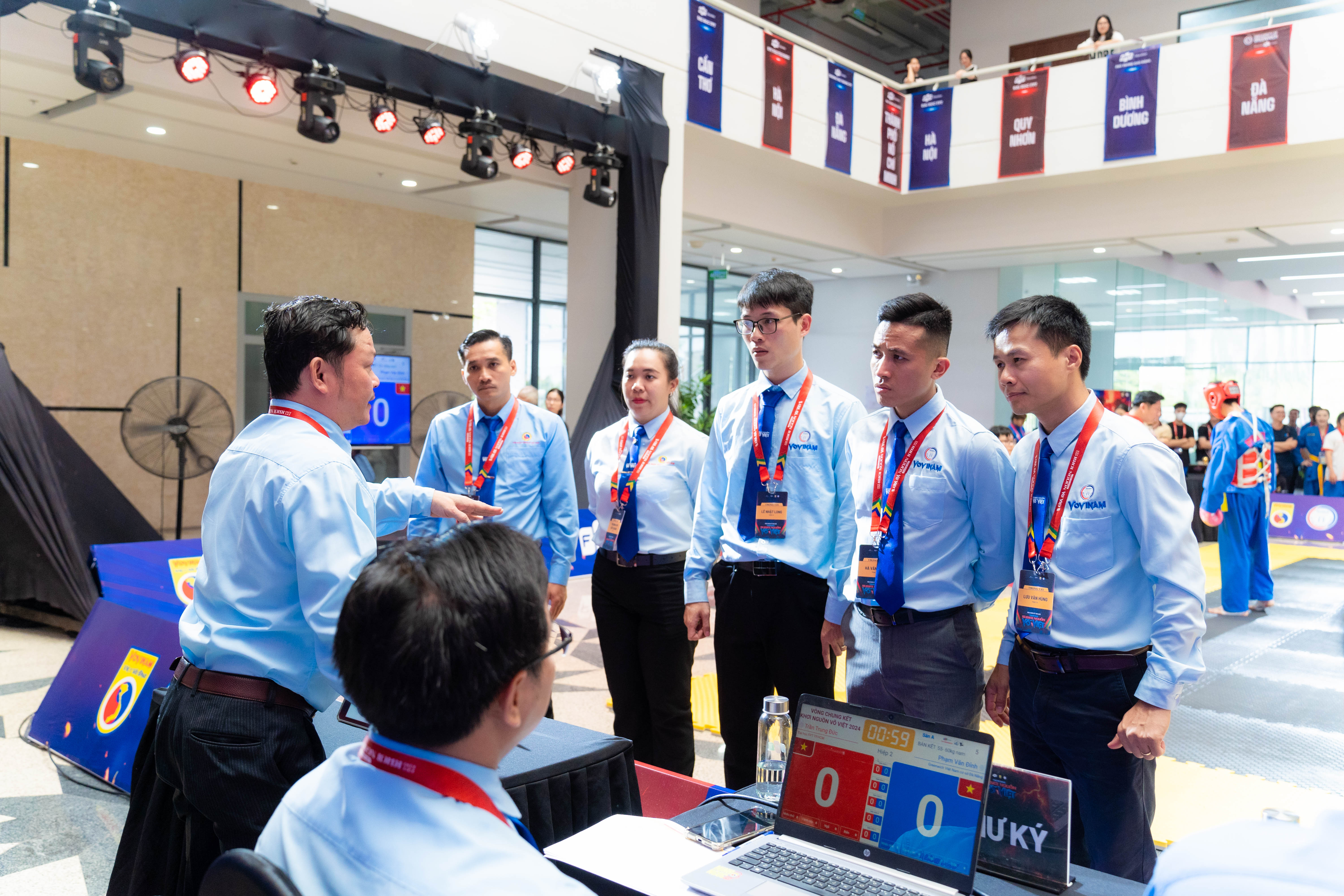 Các trọng tài trao đổi chuyên môn trước khi điều hành giải đấu.