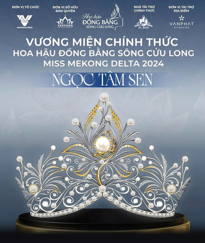 Trung tâm của vương miện là họa tiết đóa sen nở rộ, tựa như một quyển sách mở, tượng trưng cho tri thức và khát vọng vươn xa.