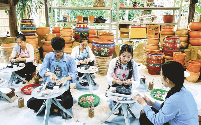 Du khách trải nghiệm workshop làm gốm.