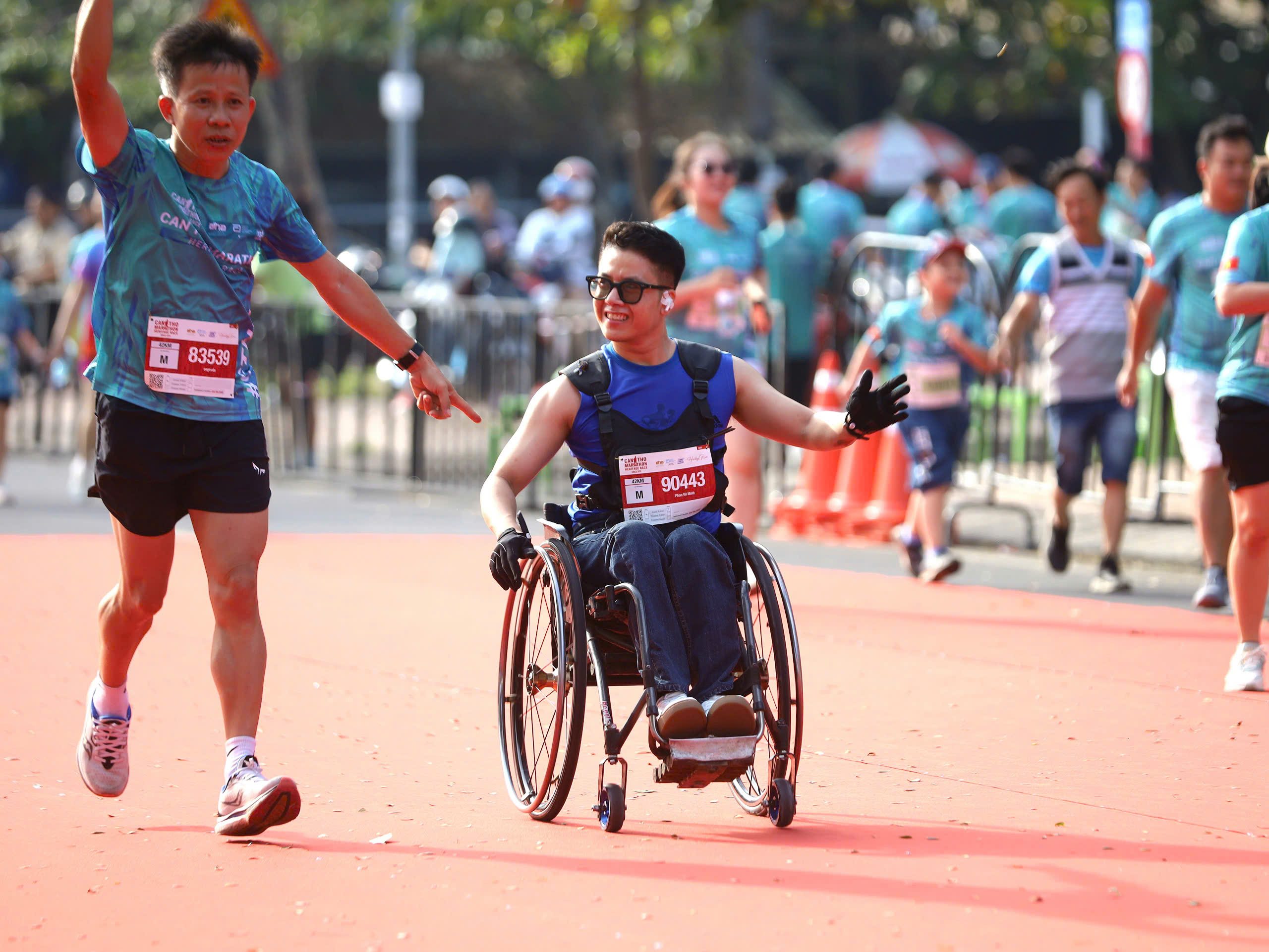 Một vận động viên khuyết tật hoàn thành cự ly full marathon (42,195km).