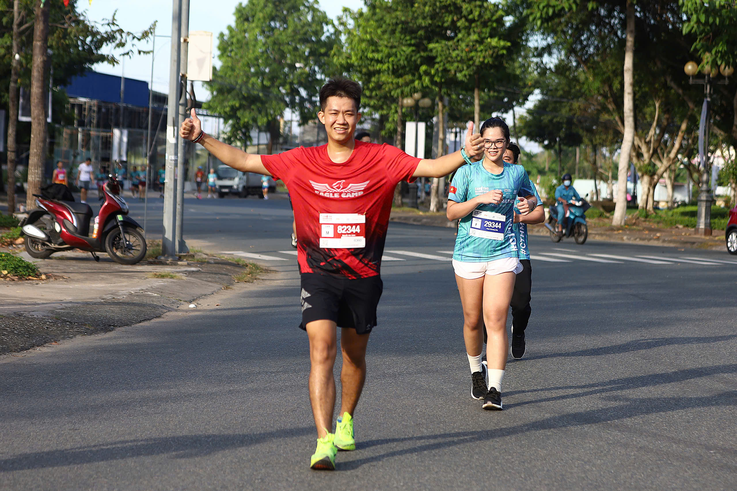 Vận động viên tham gia cự ly full marathon (42,195km) tiến về đích.