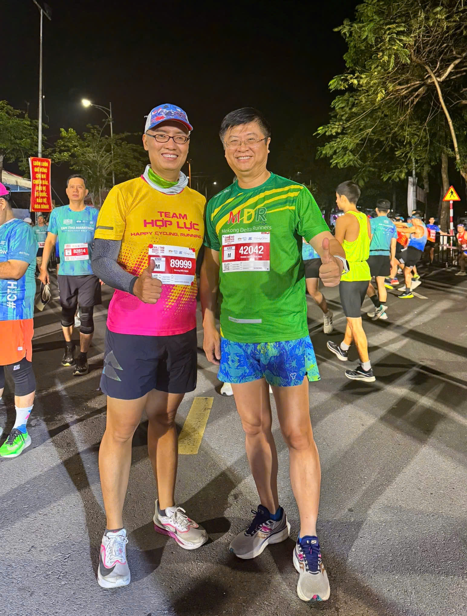 Ông Trương Quang Hoài Nam (áo xanh) - Phó Trưởng Ban Đối ngoại Trung ương Đảng tham gia cự ly full marathon (42,195km).