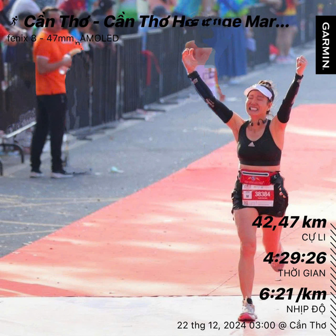 Hoa hậu Ngọc Giàu trong khoảnh khắc tràn đầy cảm xúc khi về đích ở cự ly 42,195 km (full marathon) với thời gian 4 giờ 29 phút 26 giây, ghi dấu sự bền bỉ và tinh thần quyết tâm.