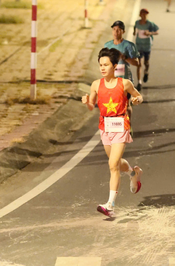 Ngô Gia Tuấn, con trai cả của Hoa hậu Ngọc Giàu xuất sắc hoàn thành cự ly 10 km tại giải Marathon Di sản Cần Thơ với thời gian 42 phút 15 giây, xếp thứ 12/1.360 vận động viên.