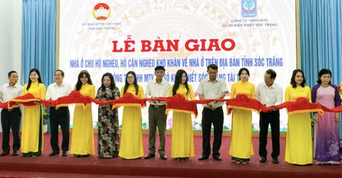 Các đại biểu cắt băng khánh thành, bàn giao 120 căn nhà cho hộ nghèo, cận nghèo và hộ khó khăn về nhà ở trên địa bàn tỉnh Sóc Trăng