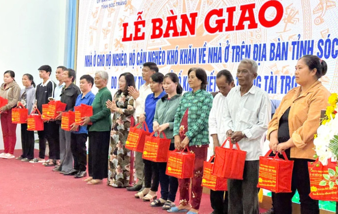 Lãnh đạo tỉnh Sóc Trăng trao quà cho các hộ dân