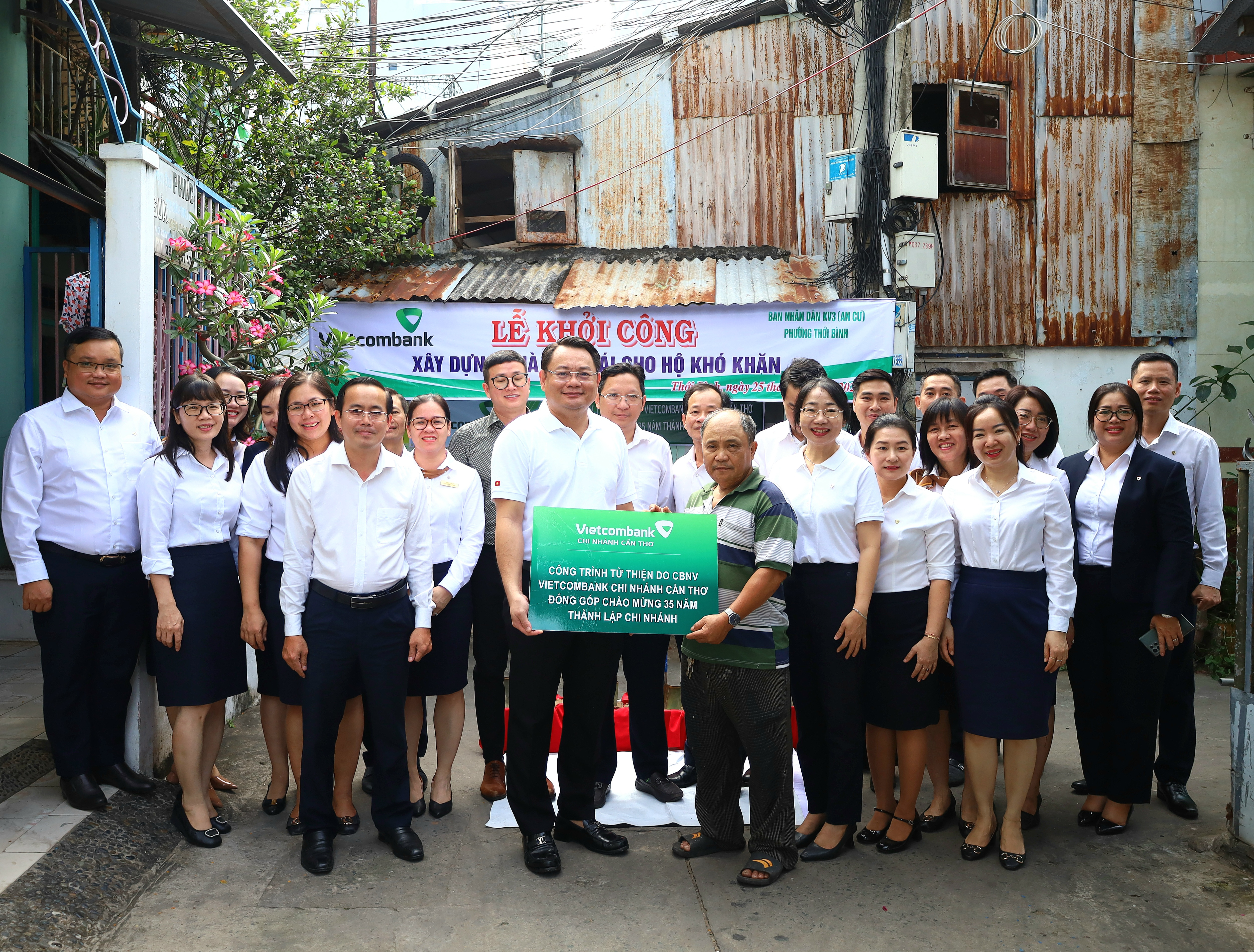 Ông Trần Long Giang- Giám đốc Ngân Hàng TMCP Ngoại Thương Việt Nam - Chi Nhánh Cần Thơ trao bảng tượng trưng hỗ trợ cho đại diện hộ bà Nguyễn Thị Anh, Khu vực 3 phường Thới Bình có hoàn cảnh khó khăn về nhà ở.