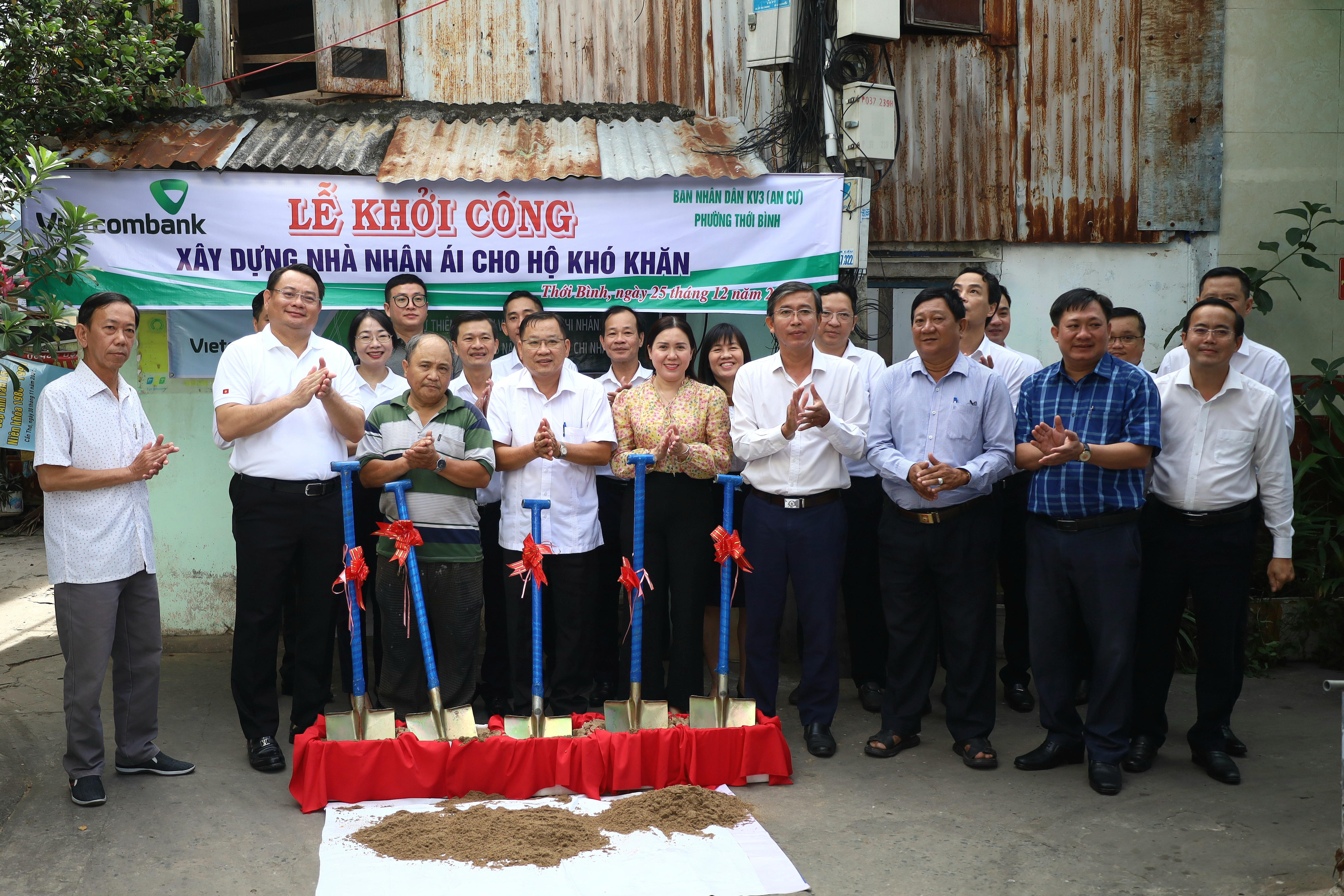 Các đại biểu thực hiện nghi thức khởi công xây dựng “Nhà nhân ái” cho hộ bà Nguyễn Thị Anh, Khu vực 3 phường Thới Bình có hoàn cảnh khó khăn về nhà ở.