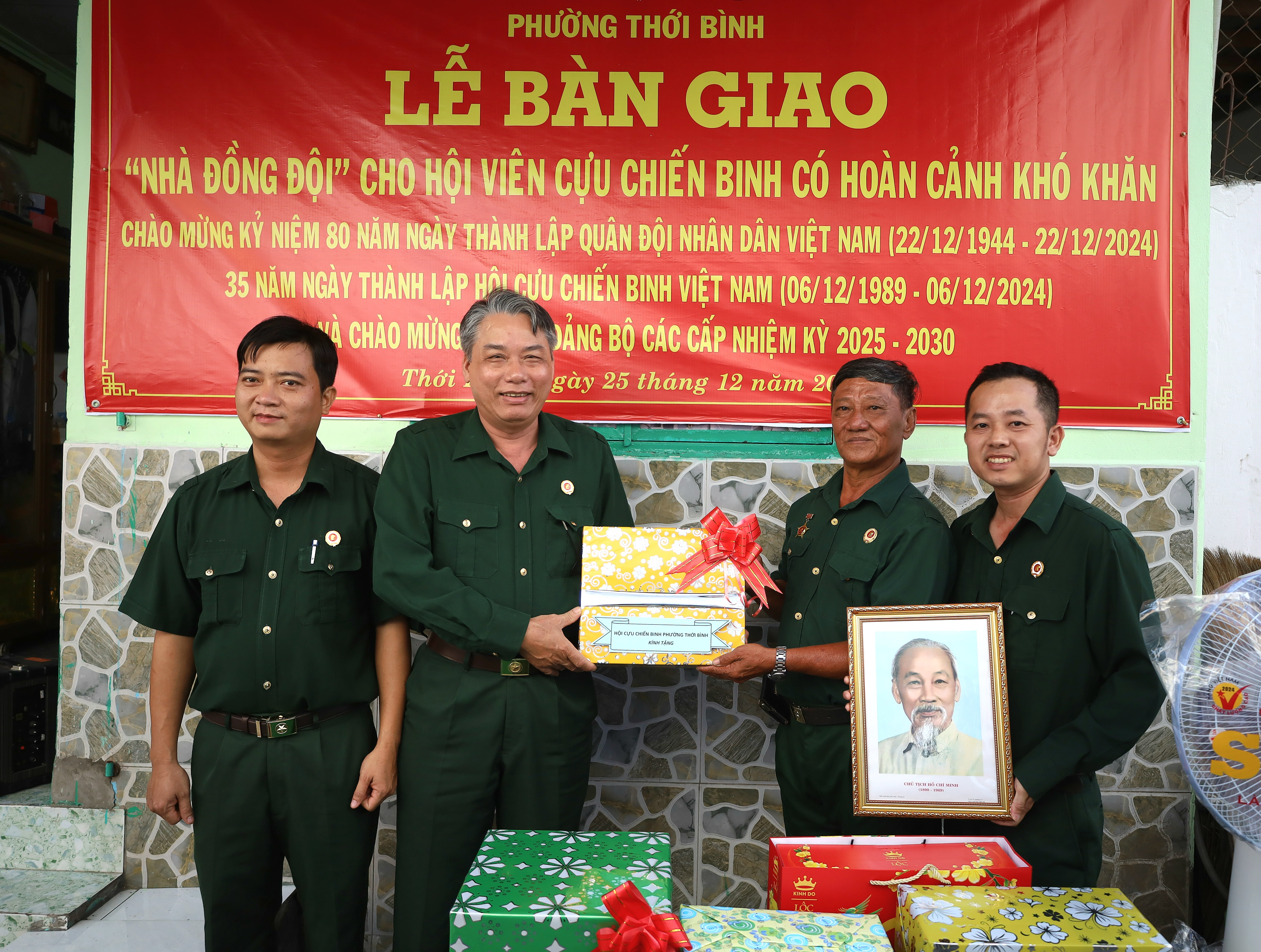 Hội Cựu Chiến binh phường Thới Bình trao tặng quà cho ông Huỳnh Xuân Cảnh - Chi hội cựu chiến binh khu vực 1, phường Thới Bình.