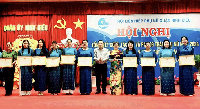 Lãnh đạo Hội LHPN TP Cần Thơ và lãnh đạo quận Ninh Kiều trao Giấy khen UBND quận Ninh Kiều tặng các tập thể, cá nhân đạt thành tích trong công tác Hội.