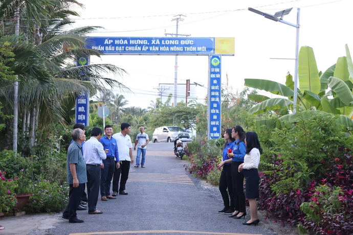 Các đại biểu đến dự và bàn giao công trình 'Thắp sáng đường quê' tại xã Long Đức, huyện Long Phú (Sóc Trăng). Ảnh: Ngọc Hải.