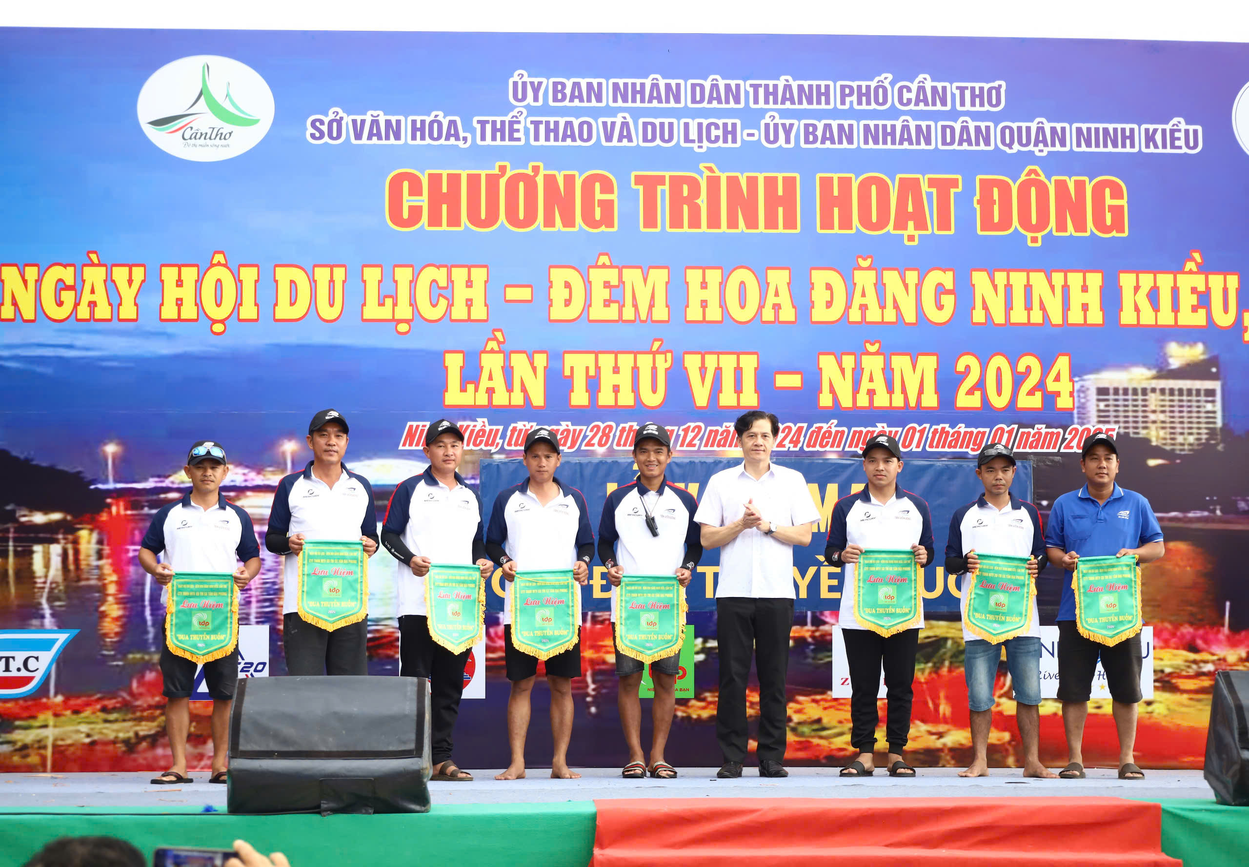 Ông Huỳnh Trung Trứ - Phó Bí thư Quận ủy, Chủ tịch UBND quận Ninh Kiều tặng cờ lưu niệm cho các vận động viên tham dự giải.