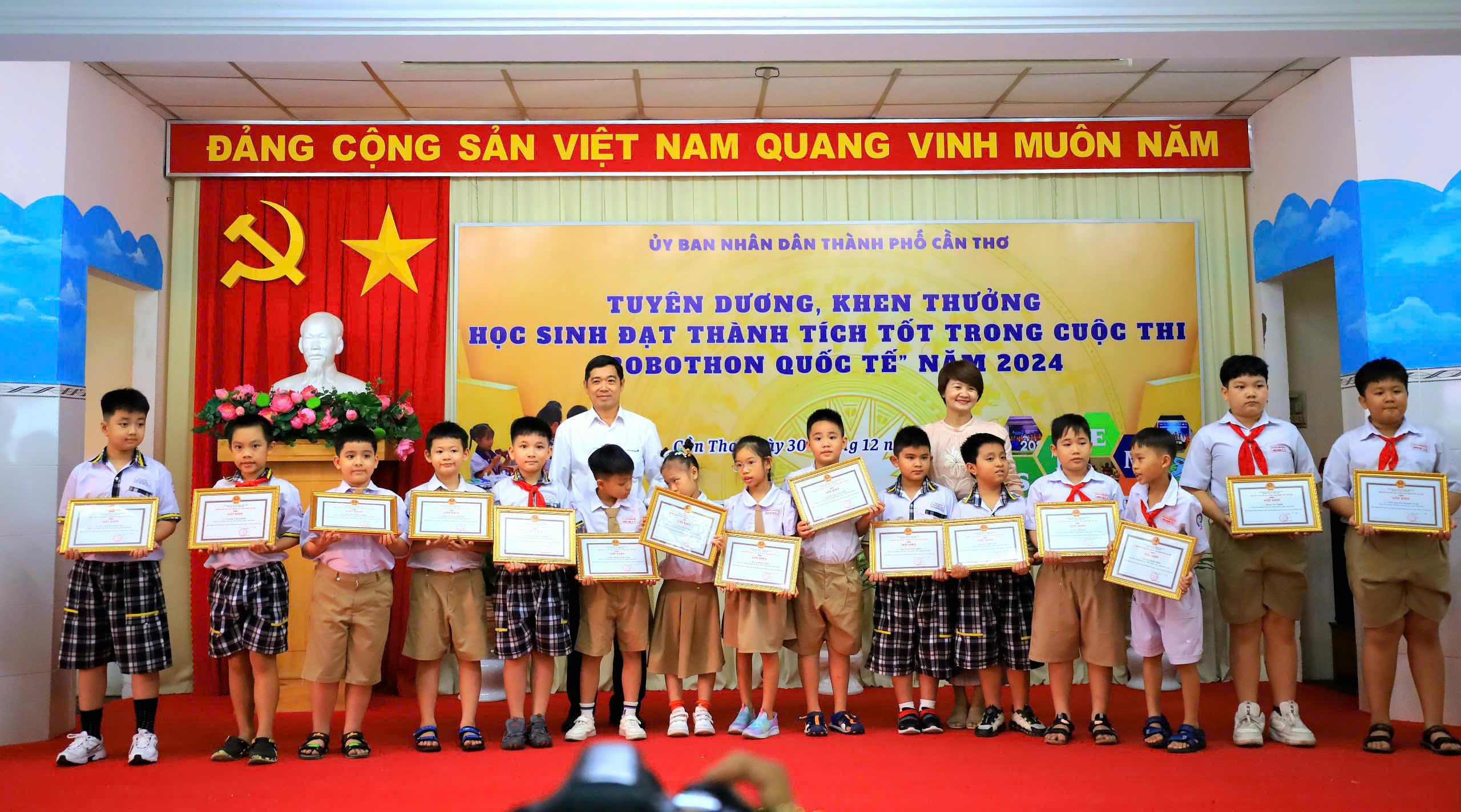 Bà Nguyễn Thị Phú Quý - Chánh Văn phòng Sở GD&ĐT TP. Cần Thơ trao tặng Giấy khen cho các em học sinh.