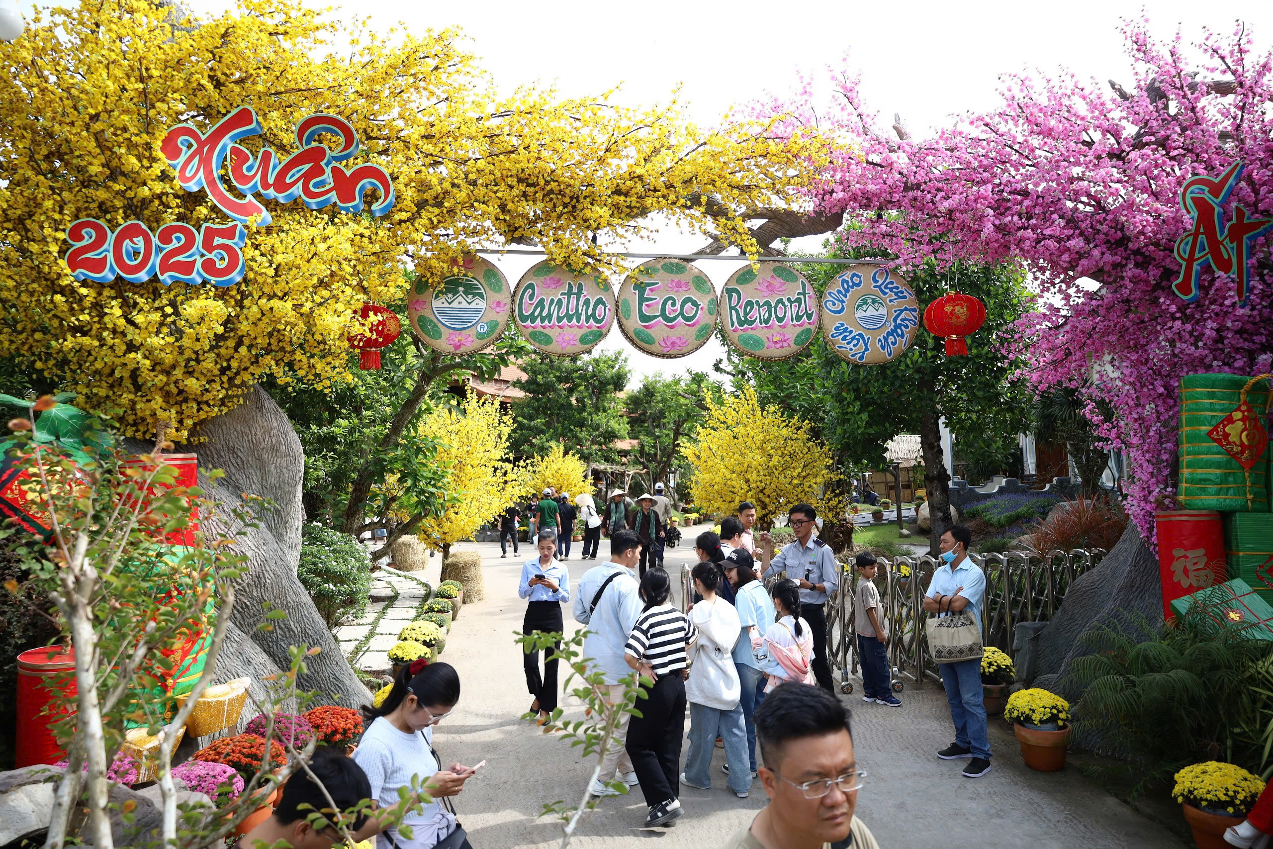 Khu vui chơi Cantho Eco Resort đón đông đảo du khách đến vui chơi ngày đầu năm mới.