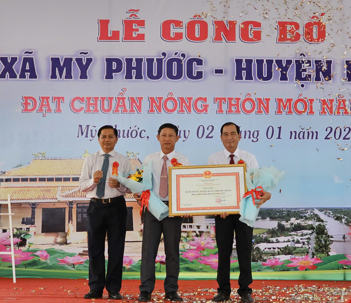 Ông Trần Văn Lâu, Chủ tịch UBND tỉnh Sóc Trăng trao bằng công nhận xã Mỹ Phước đạt chuẩn nông thôn mới năm 2024.