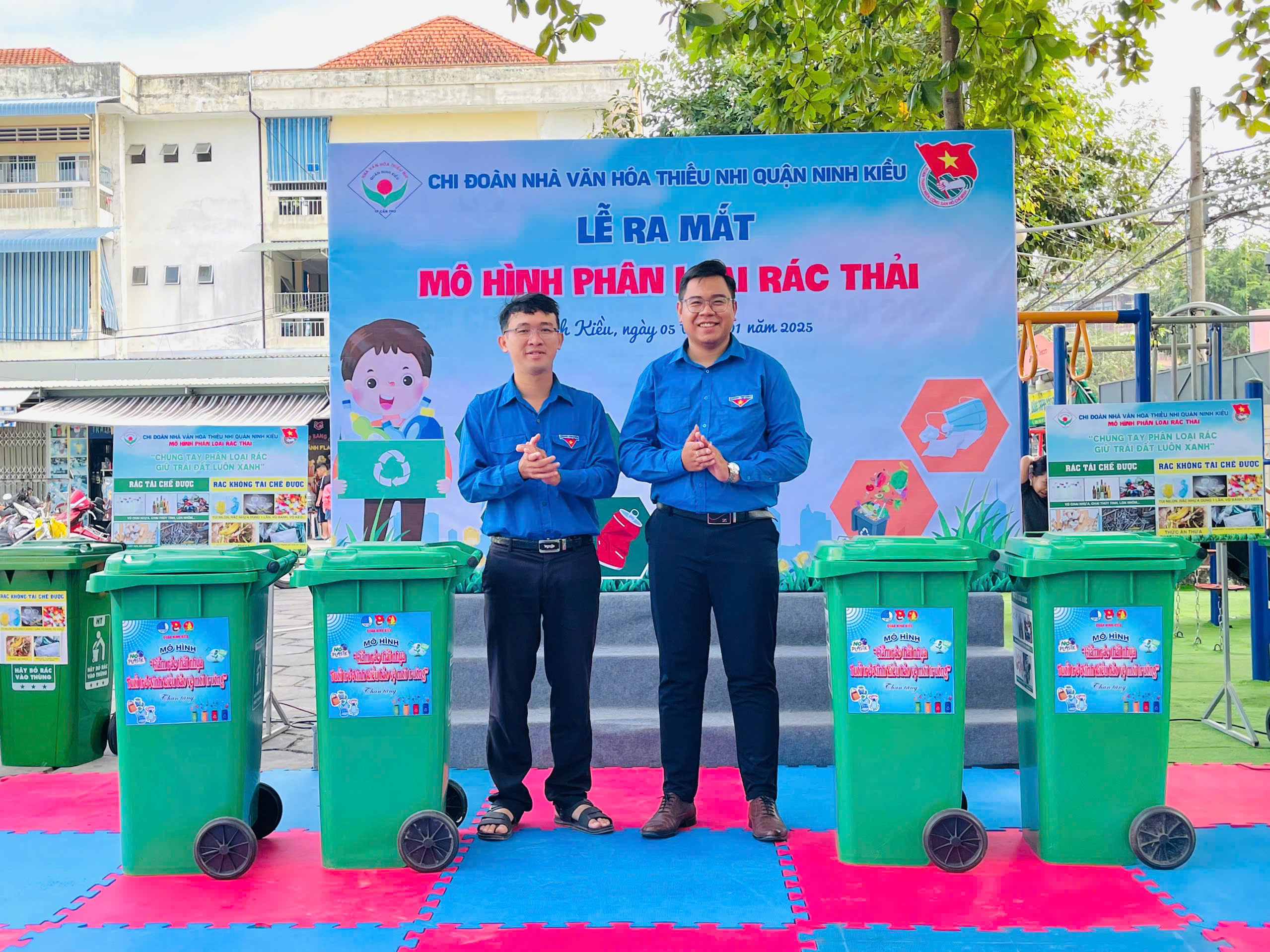 Anh Lê Trung Hiếu - Phó bí thư Quận đoàn Ninh Kiều trao tặng thùng rác cho đại diện Nhà văn hóa Thiếu nhi quận Ninh Kiều.