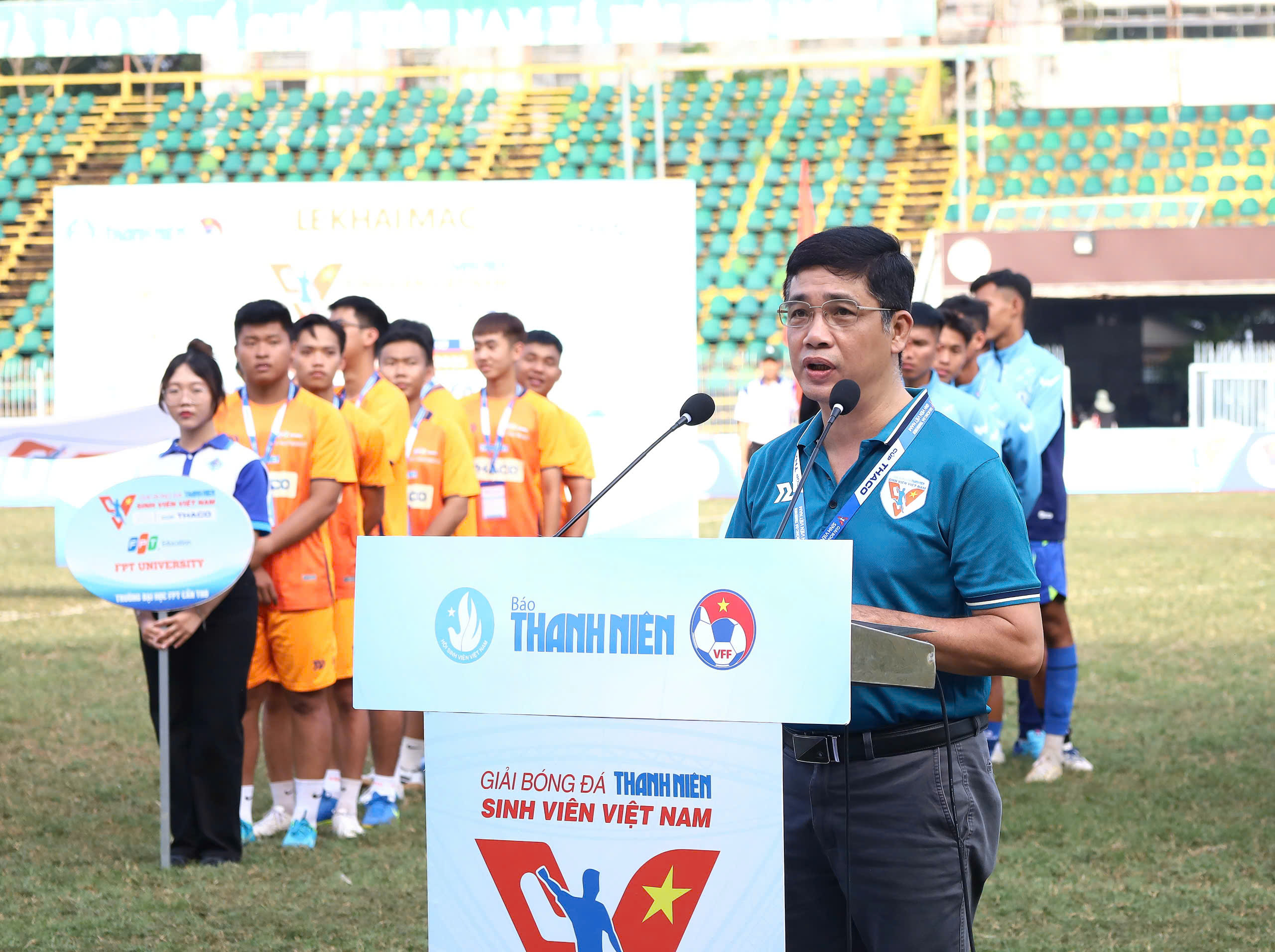 Nhà báo Lâm Hiếu Dũng - Phó Tổng biên tập Báo Thanh Niên, Phó trưởng Ban tổ chức giải bóng đá TNSV THACO cup 2025 phát biểu khai mạc.