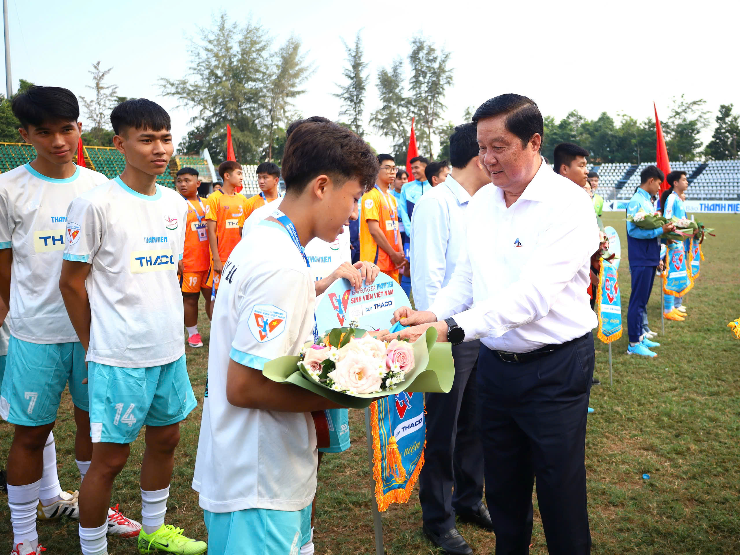 Ông Phạm Văn Hiểu - Phó Bí thư thường trực Thành ủy, Chủ tịch HĐND TP. Cần Thơ tặng cờ lưu niệm cho các đội tham dự giải.