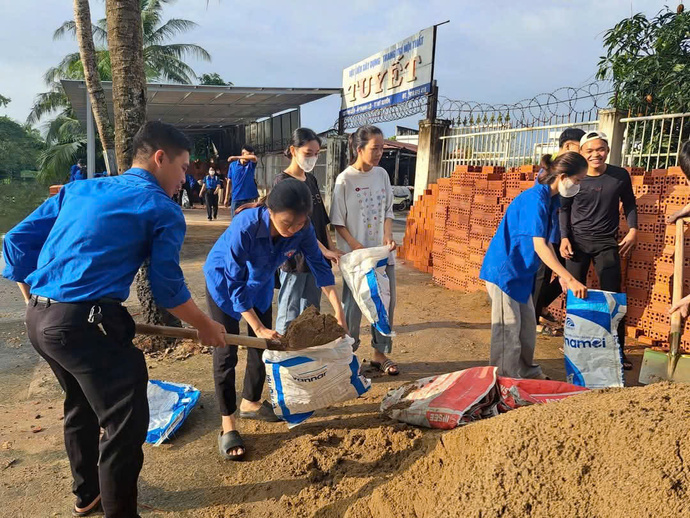 Chương trình xóa nhà dột, nhà nát không chỉ đơn thuần là xây dựng, sửa chữa lại nhà cửa, mà còn có tác dụng nâng cao chất lượng sống của người dân, giúp họ vươn lên trong cuộc sống, giảm bớt gánh nặng và khó khăn trong sinh hoạt hàng ngày.