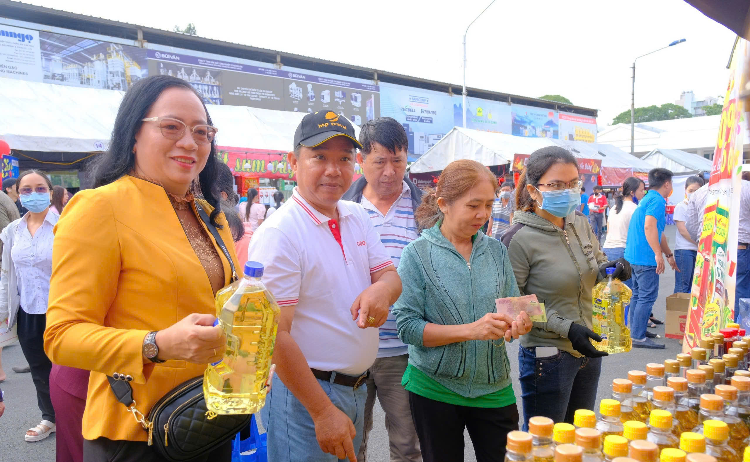 Bà Nguyễn Thúy Hằng - Phó Chủ tịch UB MTTQ Việt Nam TP. Cần Thơ tham quan các sản phẩm trưng bày tại 'Chợ Tết Công đoàn'.