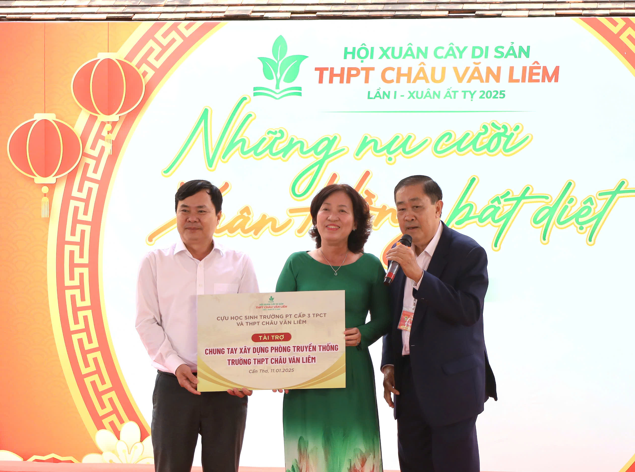 GS.TS Hà Thanh Toàn thay mặt cựu học sinh Trường Phổ thông Cấp 3 TP. Cần Thơ, Trường THPT Châu Văn Liêm trao bảng tượng trưng tài trợ chung tay xây dựng phòng truyền thống của nhà trường.