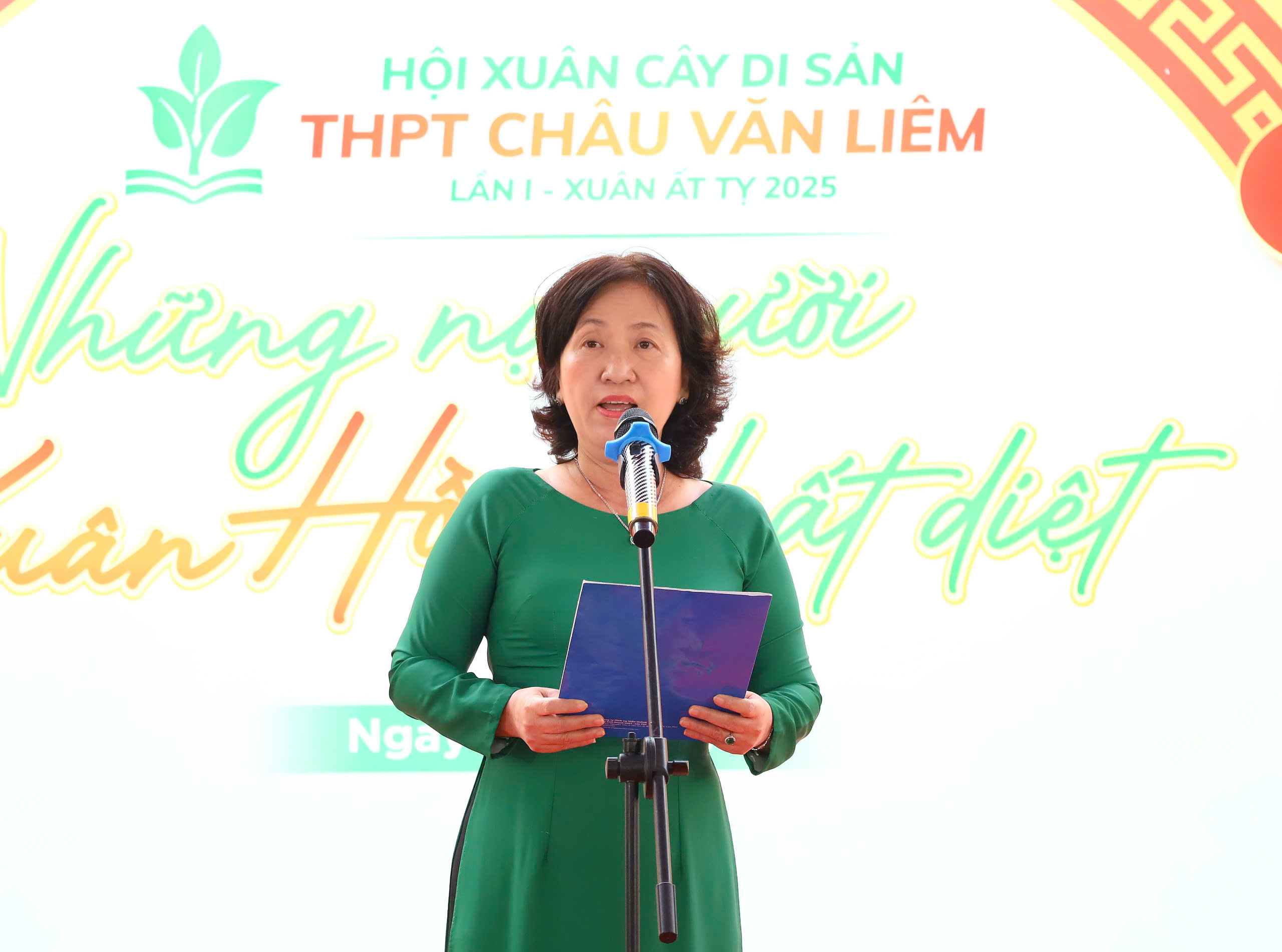 Cô Trần Thị Lụa - Hiệu trưởng Trường THPT Châu Văn Liêm, quận Ninh Kiều phát biểu tại chương trình.