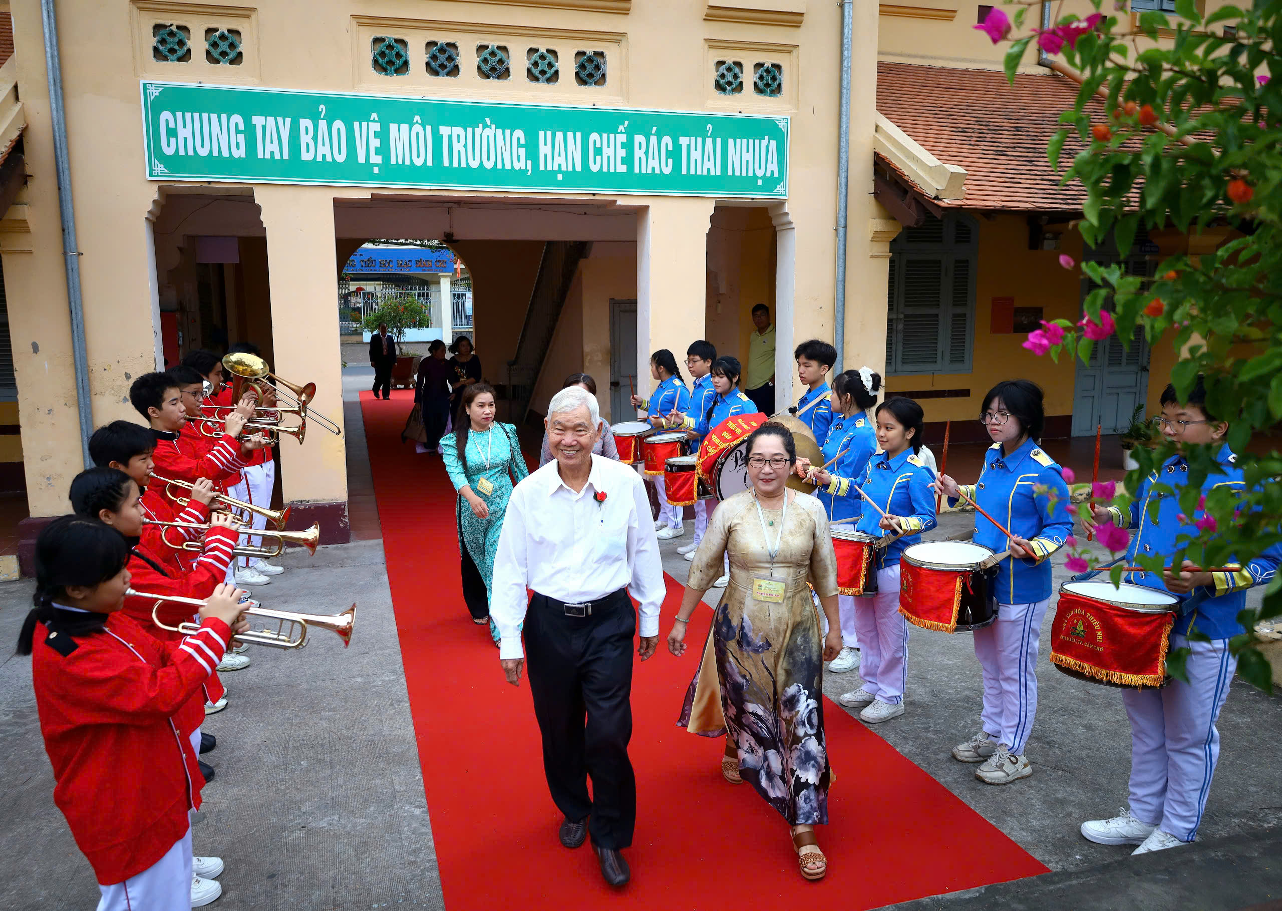 Nghi thức chào đón thầy cô giáo đến tham dự chương trình được tổ chức trang trọng.