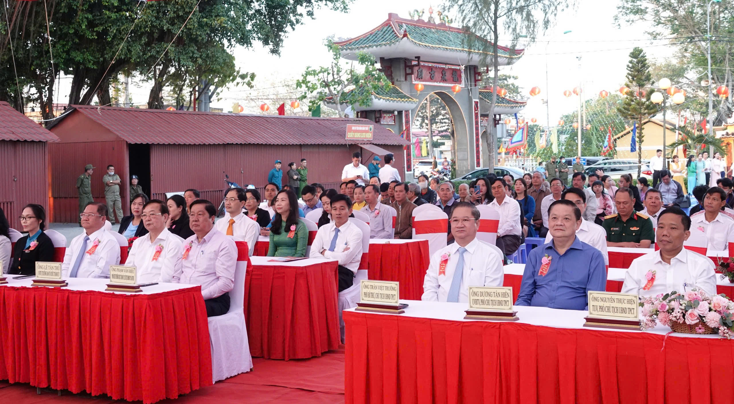 Các đại biểu, người dân và du khách dự khai mạc Lễ hội Kỳ yên Hạ điền Ðình Bình Thủy năm Giáp Thìn và khai mạc Tuần lễ Văn hóa - Thể thao “Mừng Đảng quang vinh - mừng Xuân Ất Tỵ 2025”.