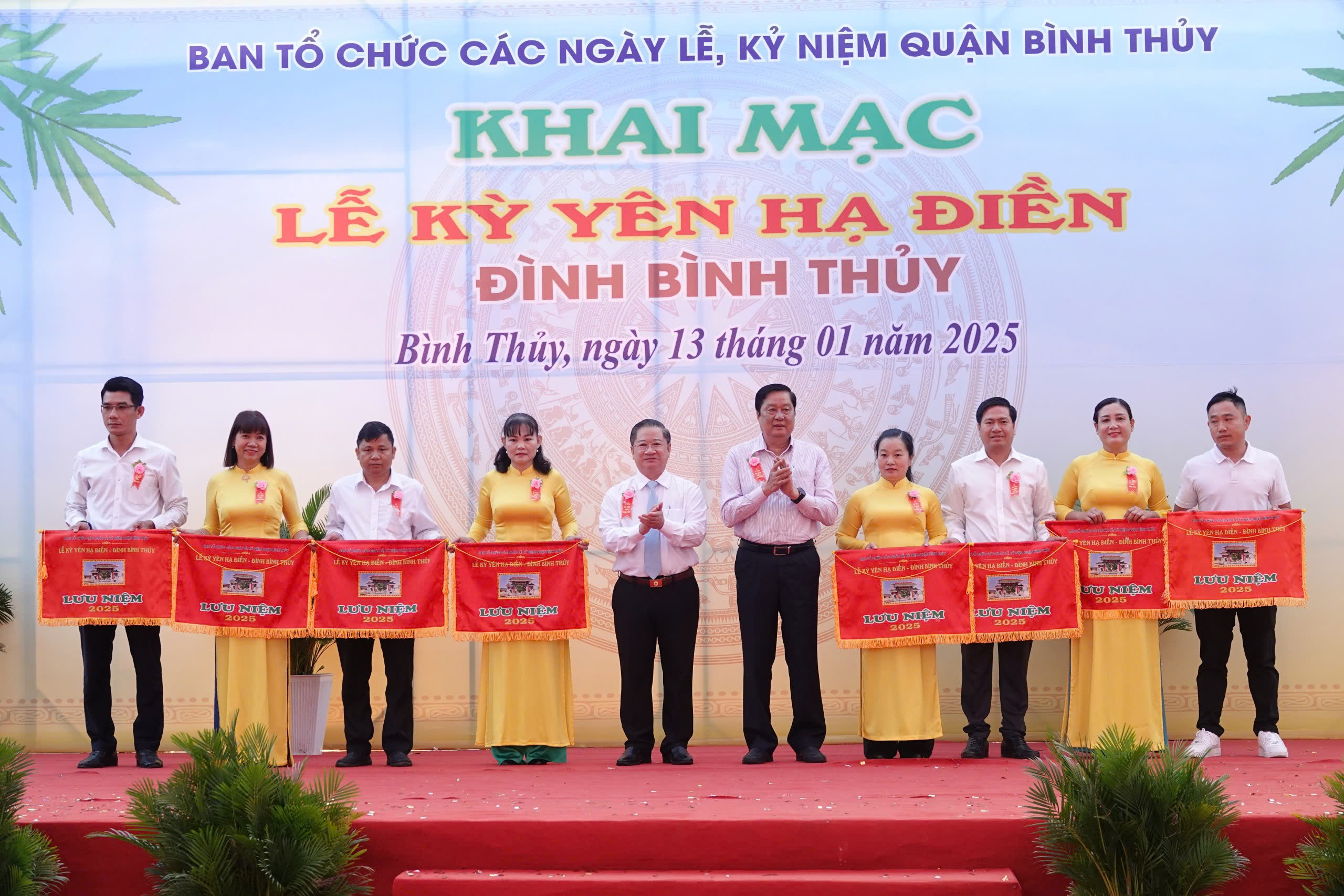 Ông Phạm Văn Hiểu - Phó Bí thư Thường trực Thành ủy, Chủ tịch HĐND TP. Cần Thơ và ông Trần Việt Trường - Phó Bí thư Thành ủy, Chủ tịch UBND TP. Cần Thơ trao cờ lưu niệm cho đại diện các đơn vị tham gia Lễ hội Kỳ yên Hạ điền và Tuần lễ Văn hóa - Thể thao.