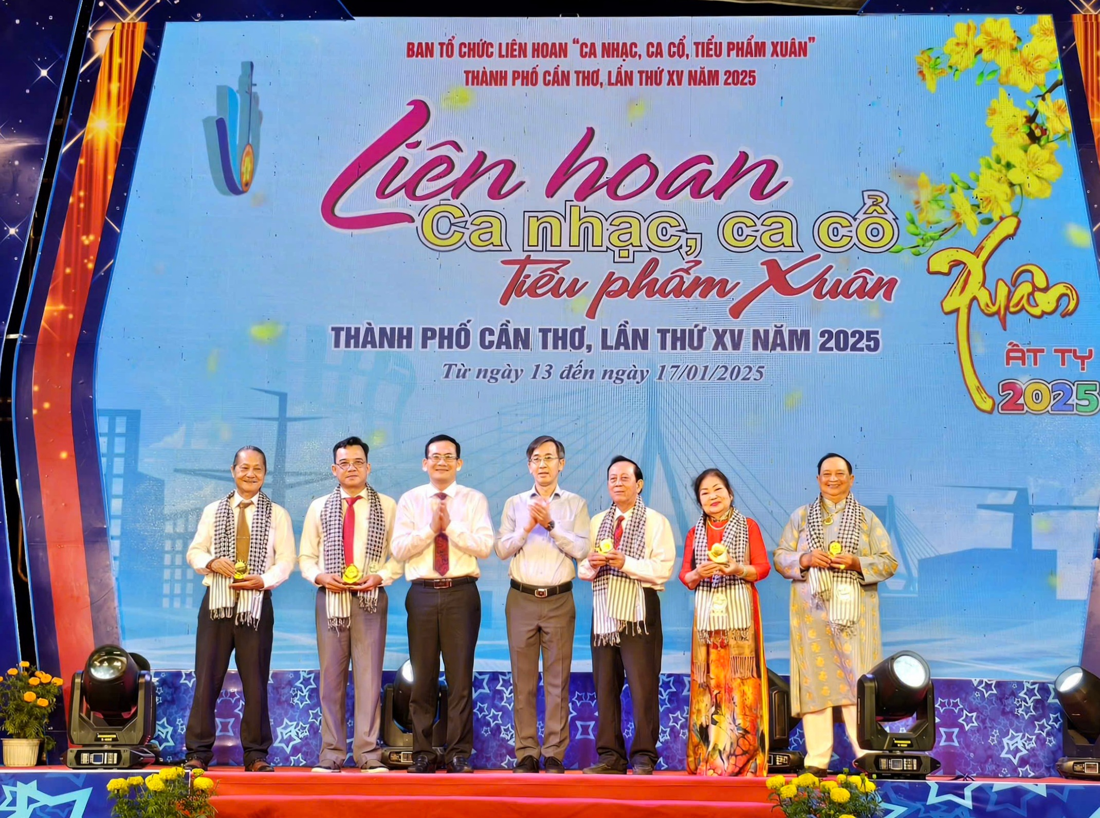 Ông Nguyễn Minh Tuấn - Giám đốc Sở Văn hóa, Thể thao và Du lịch TP. Cần Thơ và ông Phạm Thế Vinh - Phó Trưởng ban Ban Tuyên giáo Thành ủy Cần Thơ trao tặng quà cho ban giám khảo.