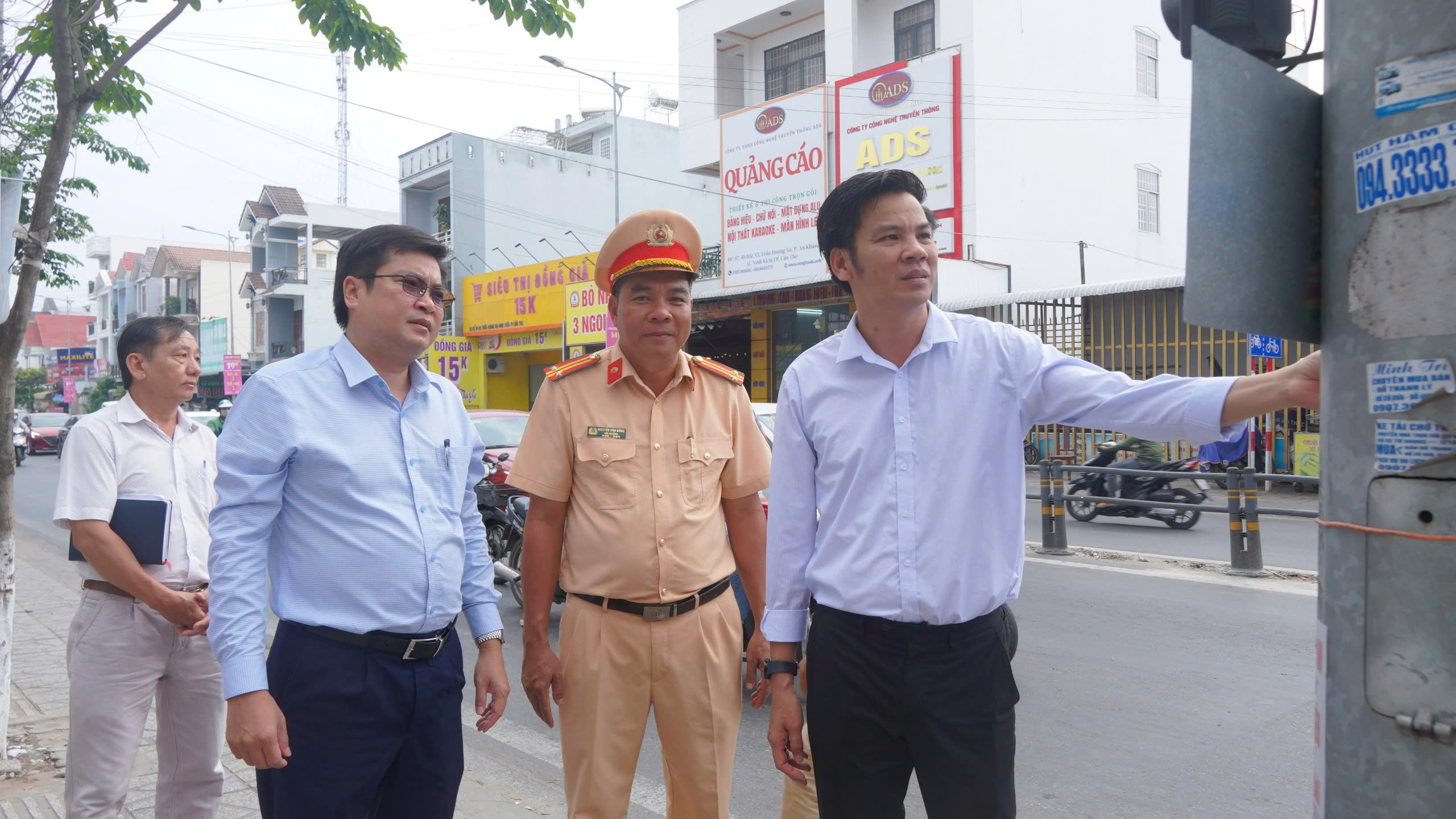 Ông Mai Minh Ngoan – Chánh Văn phòng Ban ATGT TP. Cần Thơ kiểm tra biển báo trên đèn tín hiệu giao thông.