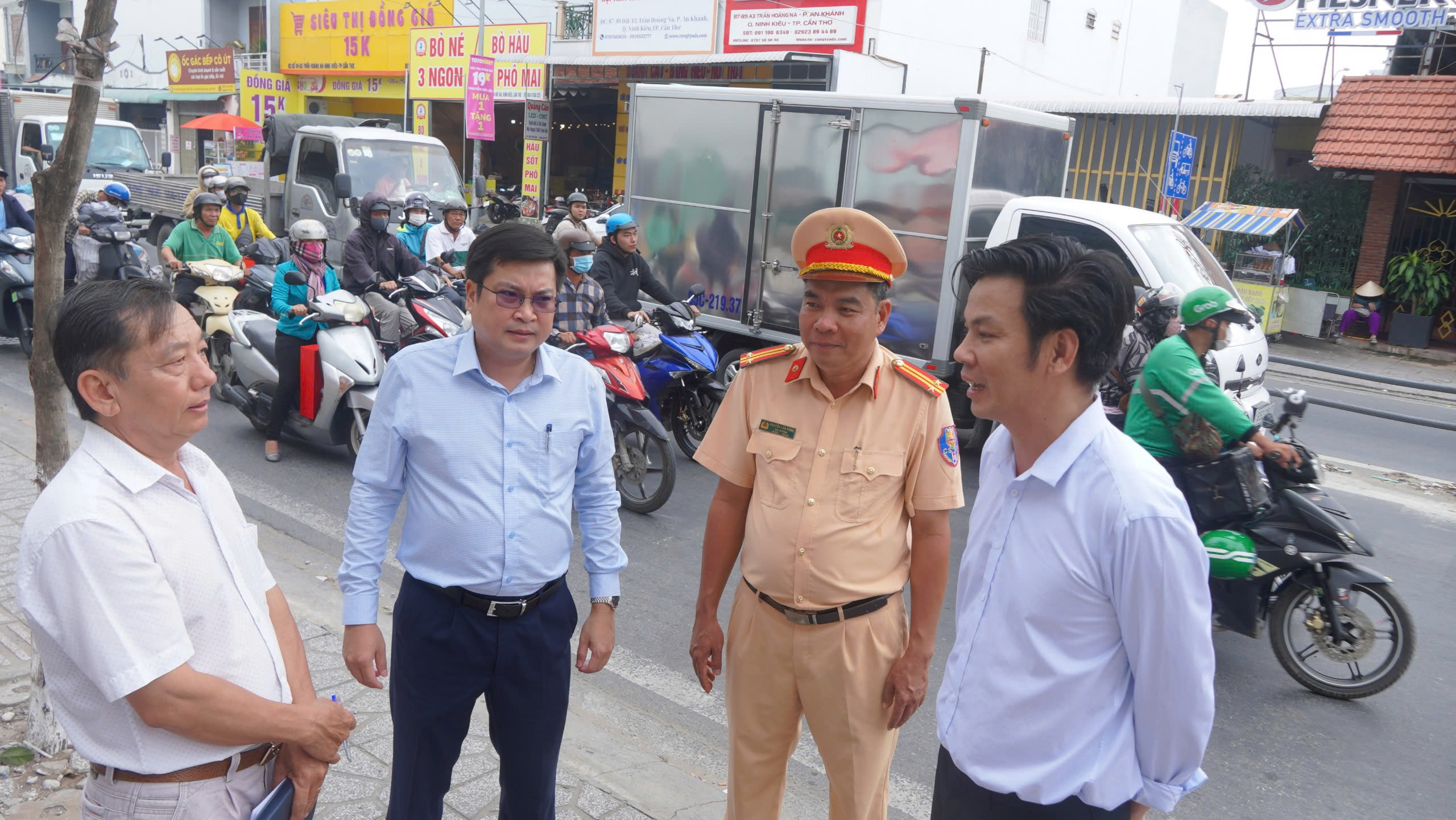 Đoàn kiểm tra của Ban ATGT TP Cần Thơ và quận Ninh Kiều đã kiểm tra tại nút giao Trần Hoàng Na - Nguyễn Hiền.