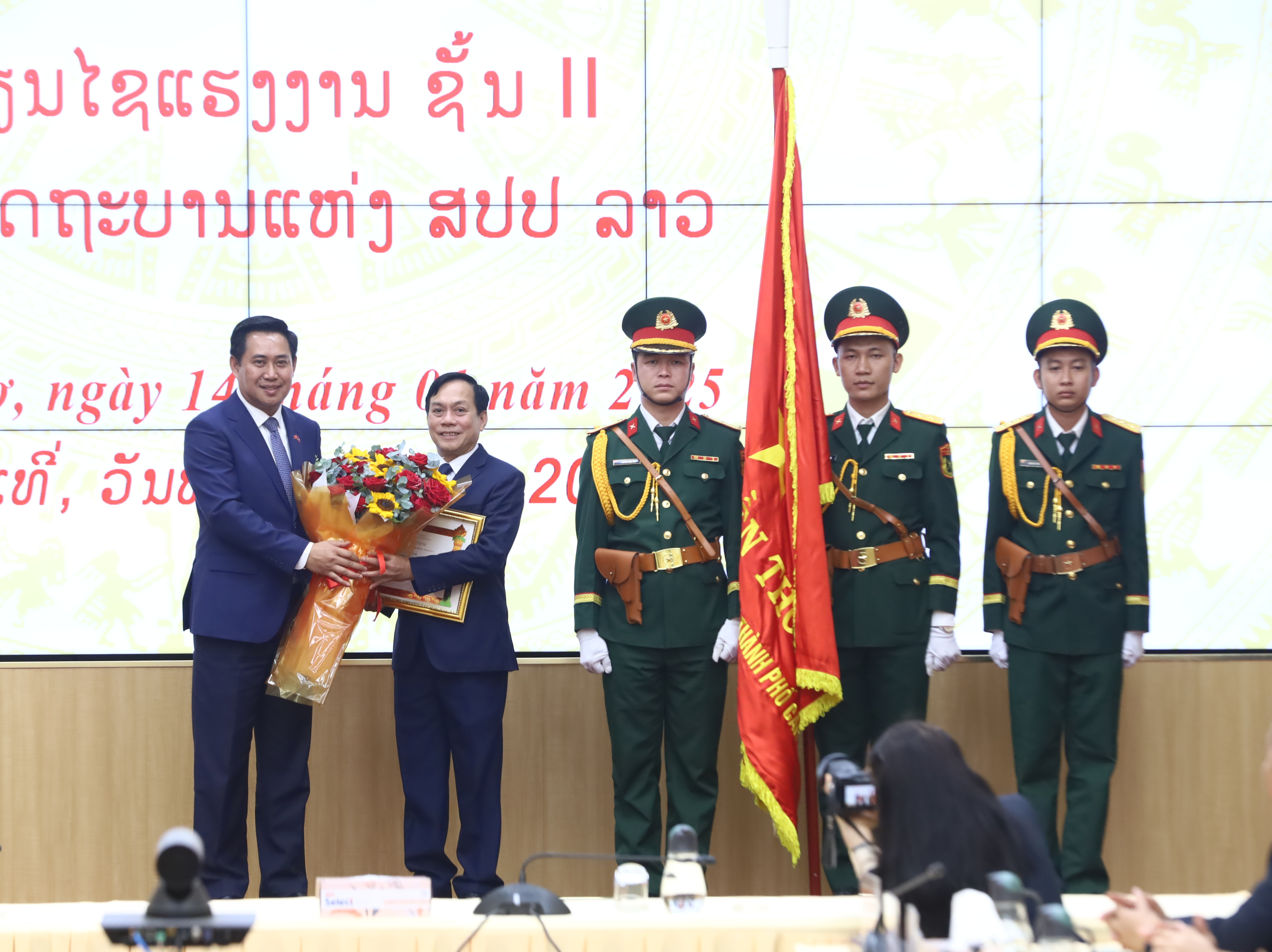 Ông Alounxay SounNaLath - Bí thư Tỉnh ủy, Tỉnh trưởng tỉnh Champasak trao tặng hoa chúc mừng cho ông Nguyễn Ngọc Hè - Phó Chủ tịch UBND TP. Cần Thơ.