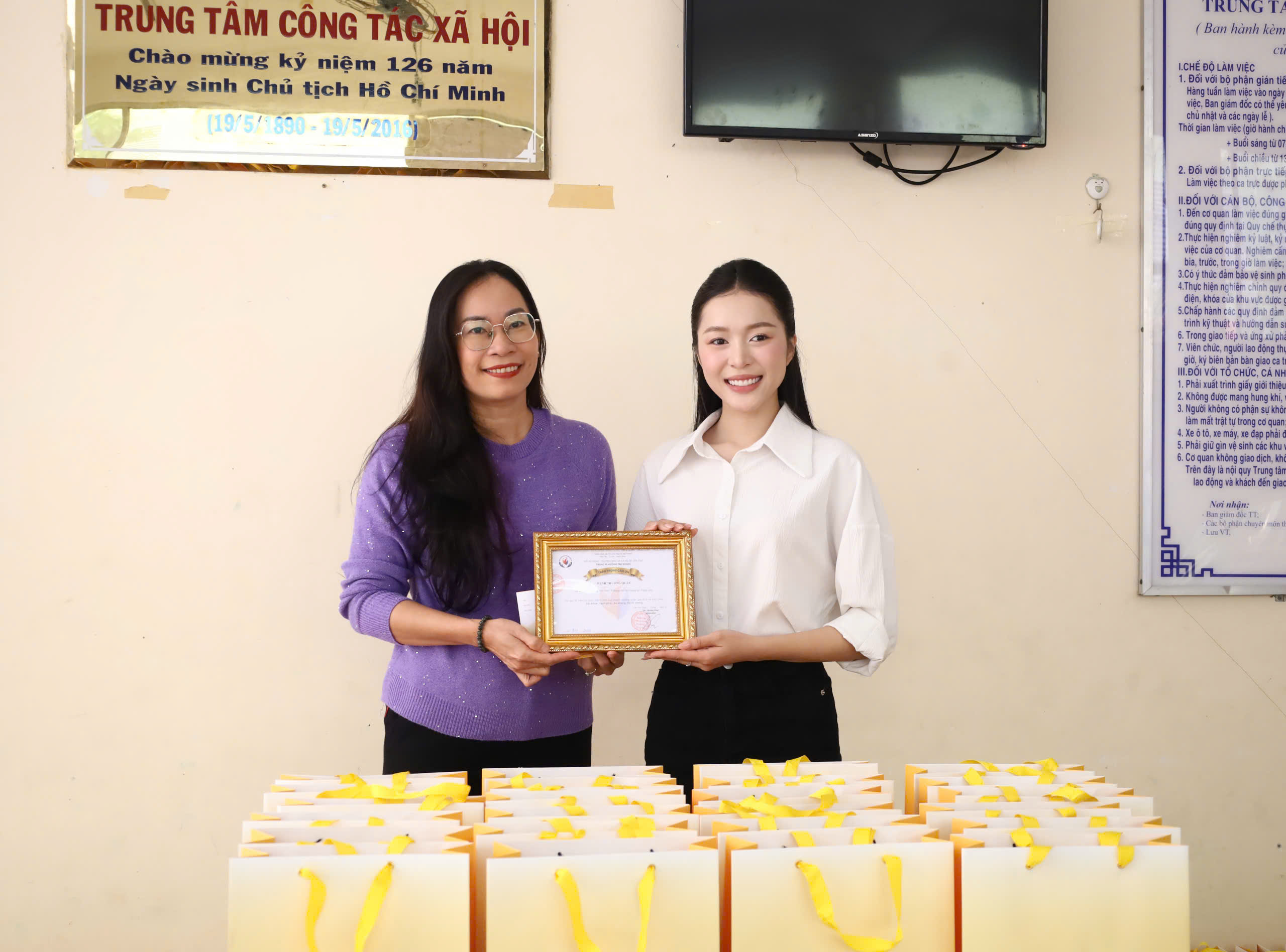 Bà Nguyễn Thị Bích Vân – Phó Giám đốc Trung tâm Công tác xã hội TP. Cần Thơ trao thư cám ơn cho Hoa hậu Quốc gia Việt Nam 2024 Nguyễn Ngọc Kiều Duy.