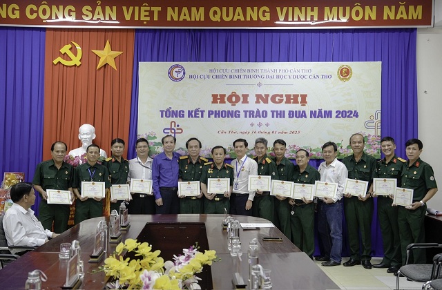 PGS.TS. Trần Viết An - Ủy viên Ban Chấp hành Đảng bộ, Phó Hiệu trưởng và Đại tá Nguyễn Khắc Tuyên – Trưởng ban Tổ chức – Kiểm tra và Phong trào/Hội Cựu chiến binh thành phố Cần Thơ cùng trao Giấy khen của Hiệu trưởng Trường Đại học Y Dược Cần Thơ cho Hội viên Hội Cựu chiến binh Trường