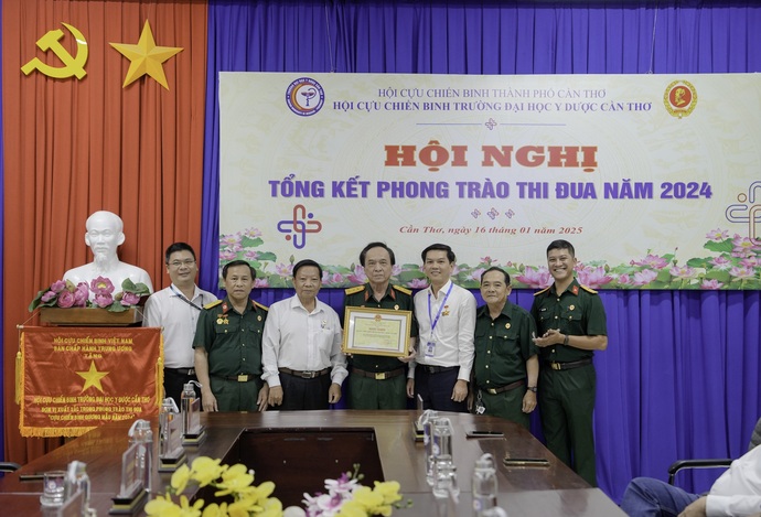 Đại tá Huỳnh Thanh Phương – Chủ tịch Hội Cựu chiến binh thành phố Cần Thơ và PGS.TS. Trần Viết An - Ủy viên Ban Chấp hành Đảng bộ, Phó Hiệu trưởng cùng trao Bằng khen của Chủ tịch UBND thành phố Cần Thơ giai đoạn 2019 - 2024 cho tập thể Hội Cựu chiến binh Trường Đại học Y Dược Cần Thơ